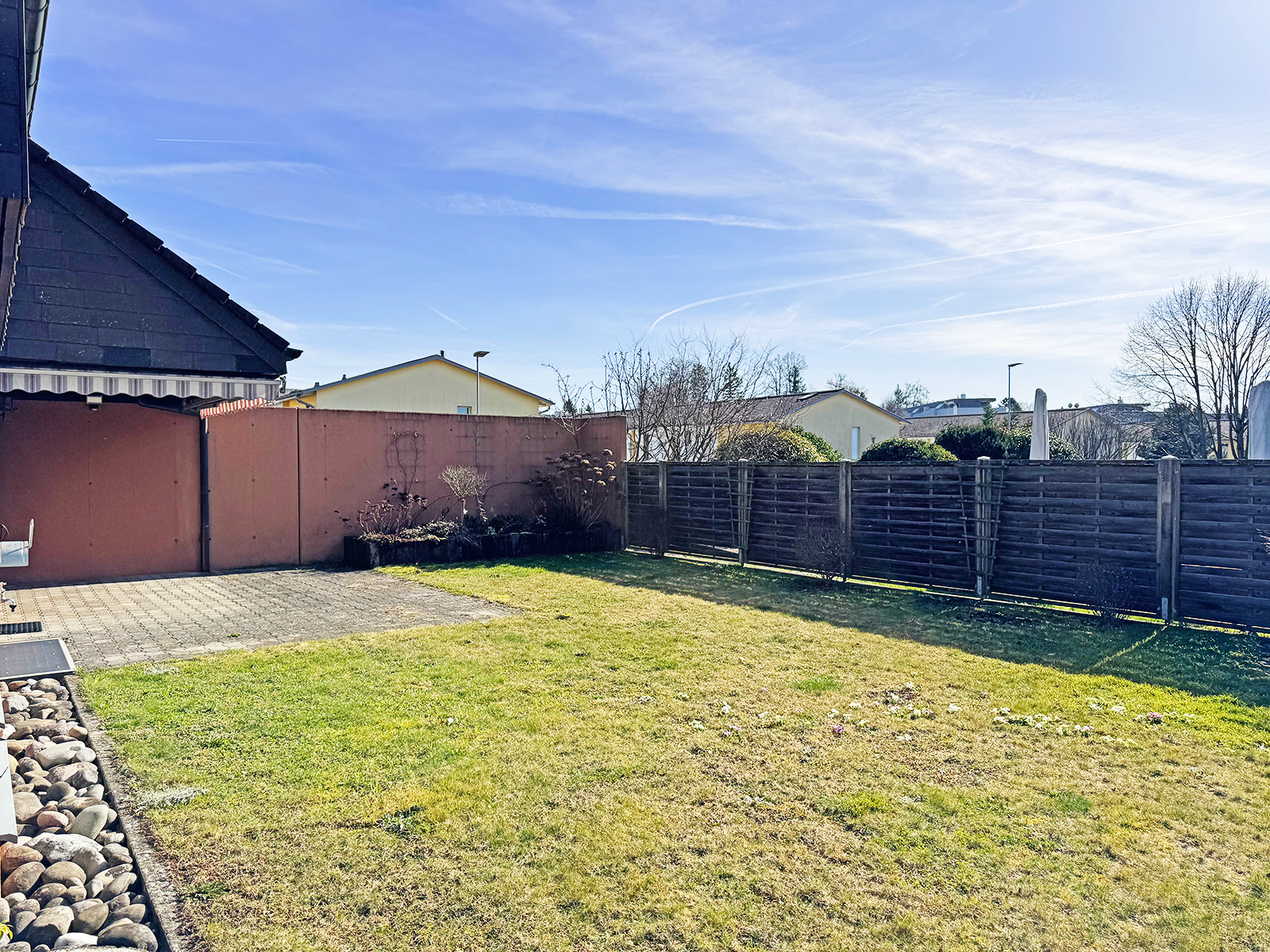 Garten mit Terrasse und Rasen