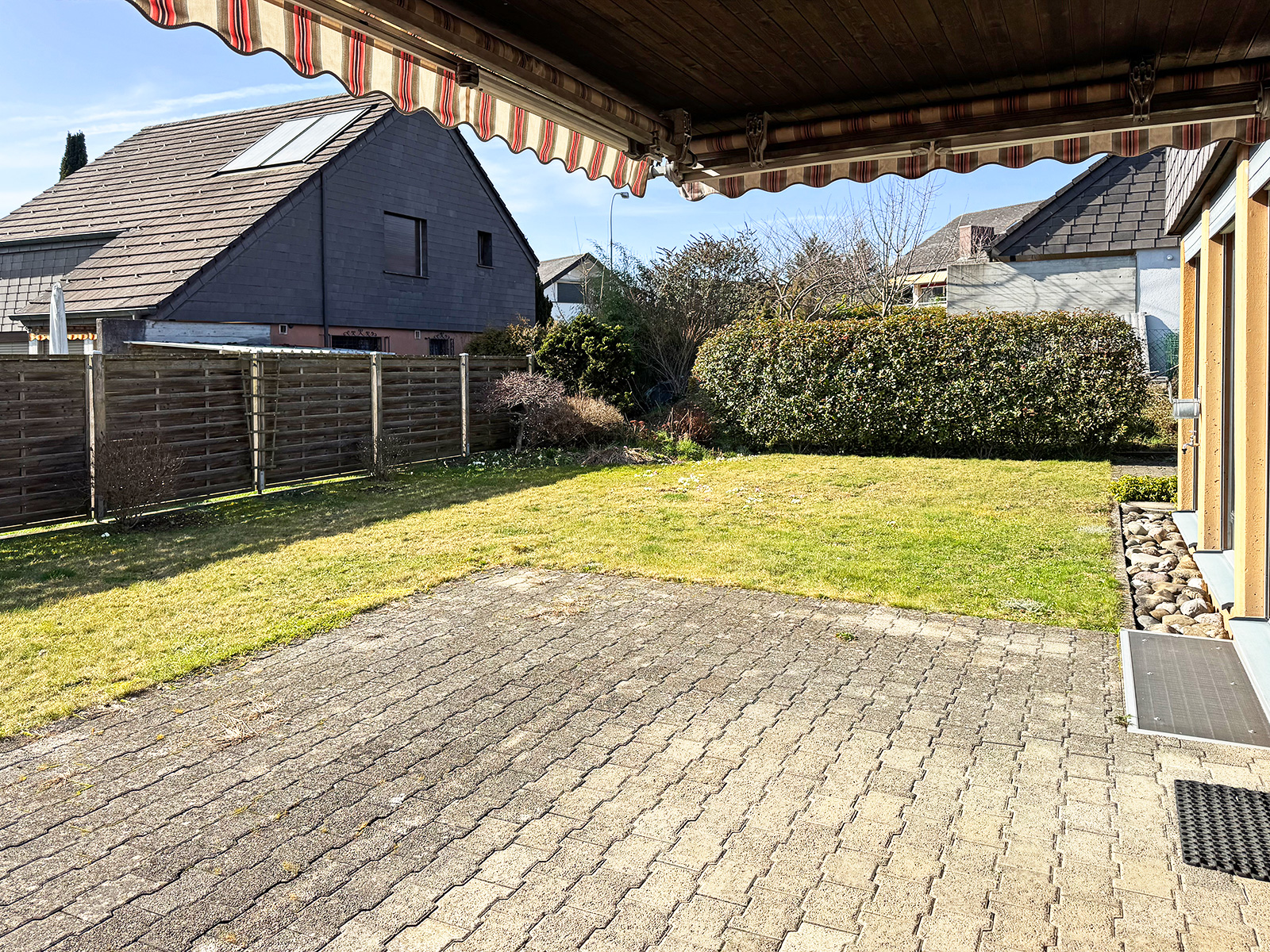 Terrasse mit Gartenblick