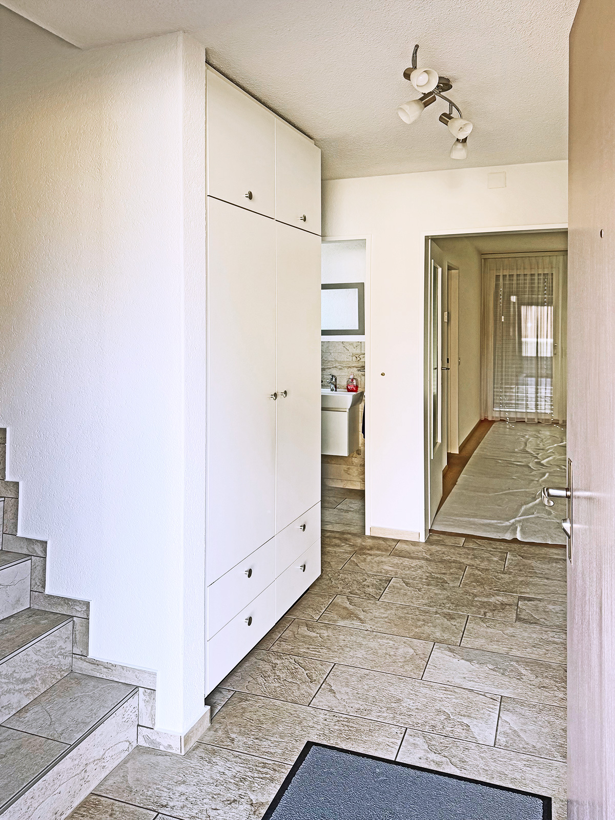 Flur mit Treppe und Einbauschrank