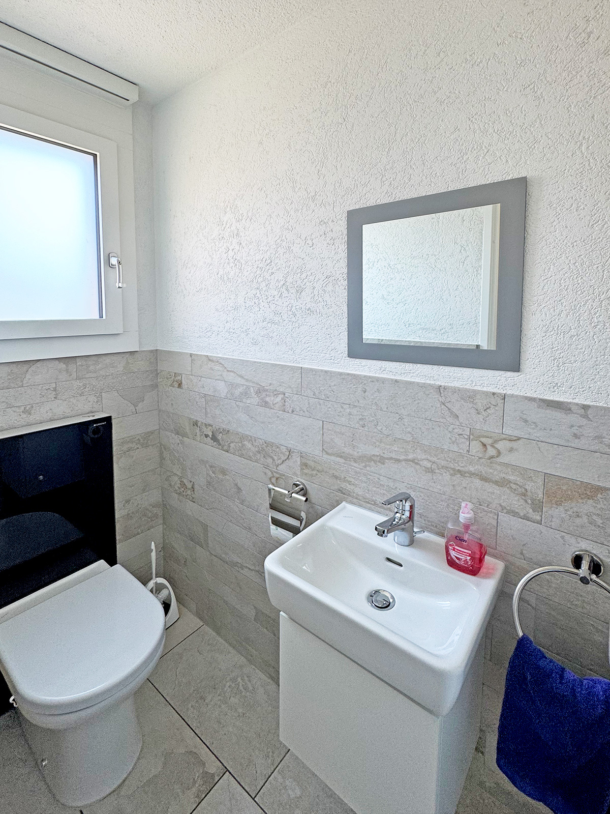 Kleines modernes Gäste-WC