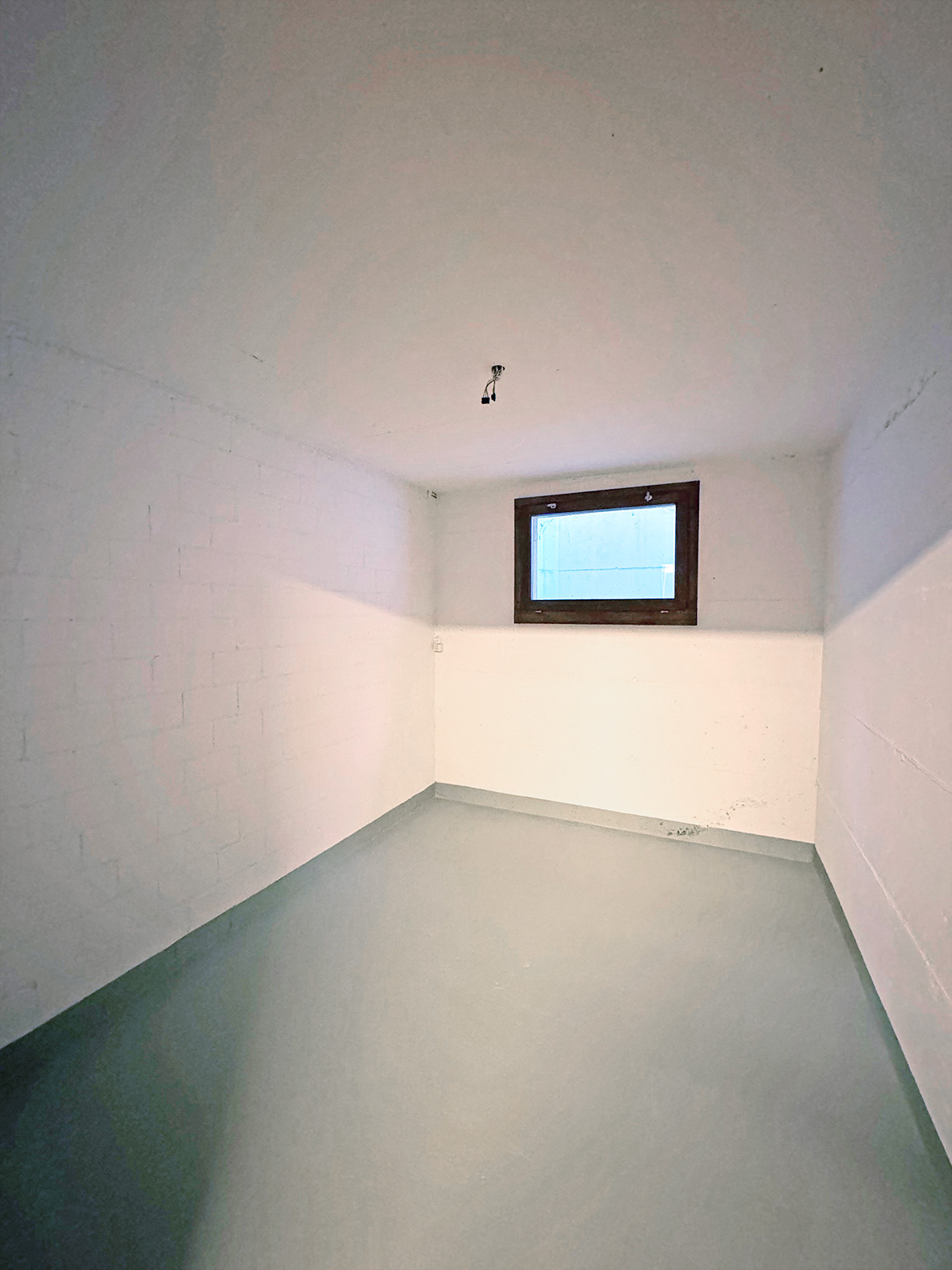Kleiner leerer Raum mit Fenster