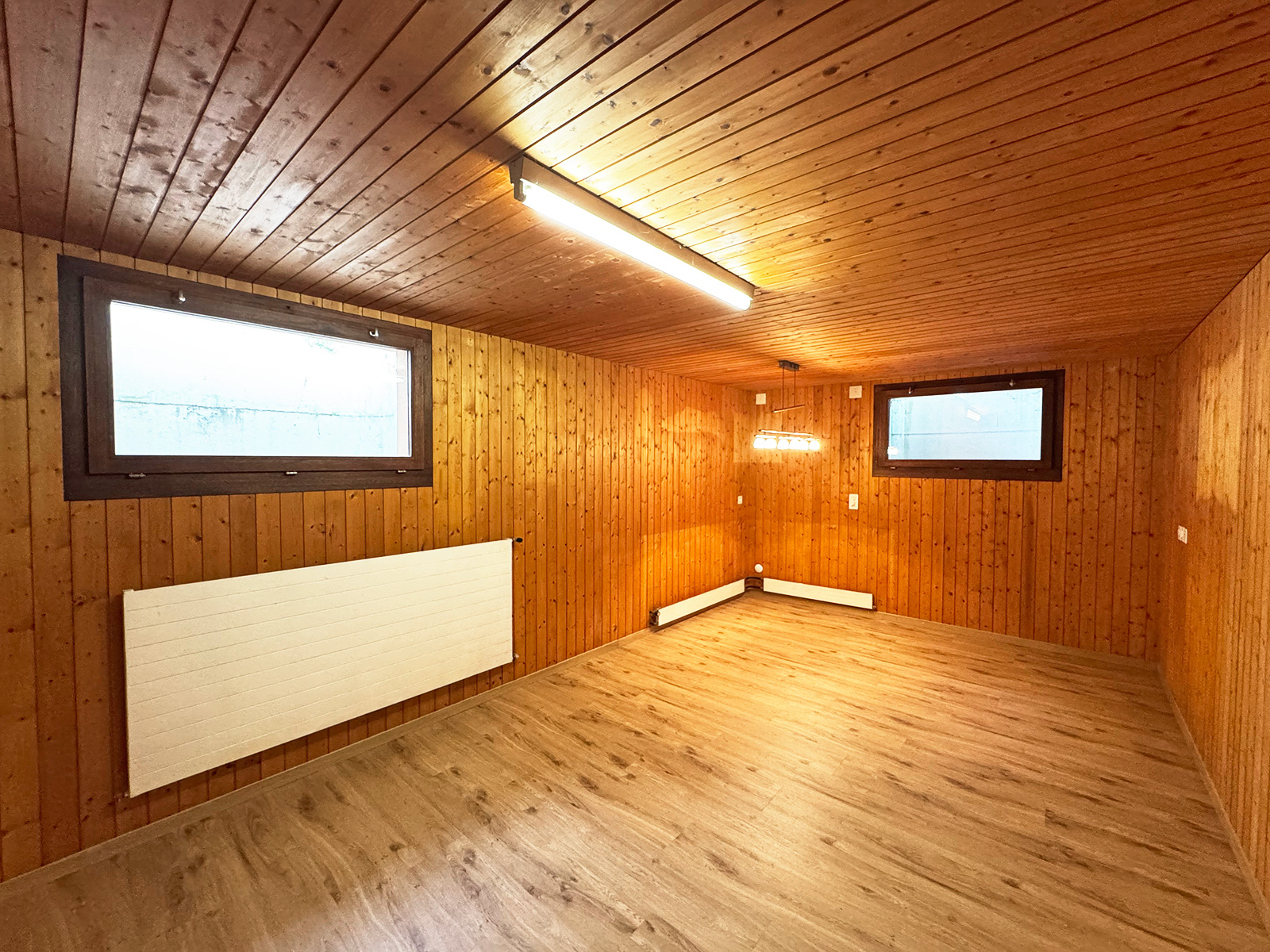 Holzvertäucherter Raum mit Fenstern