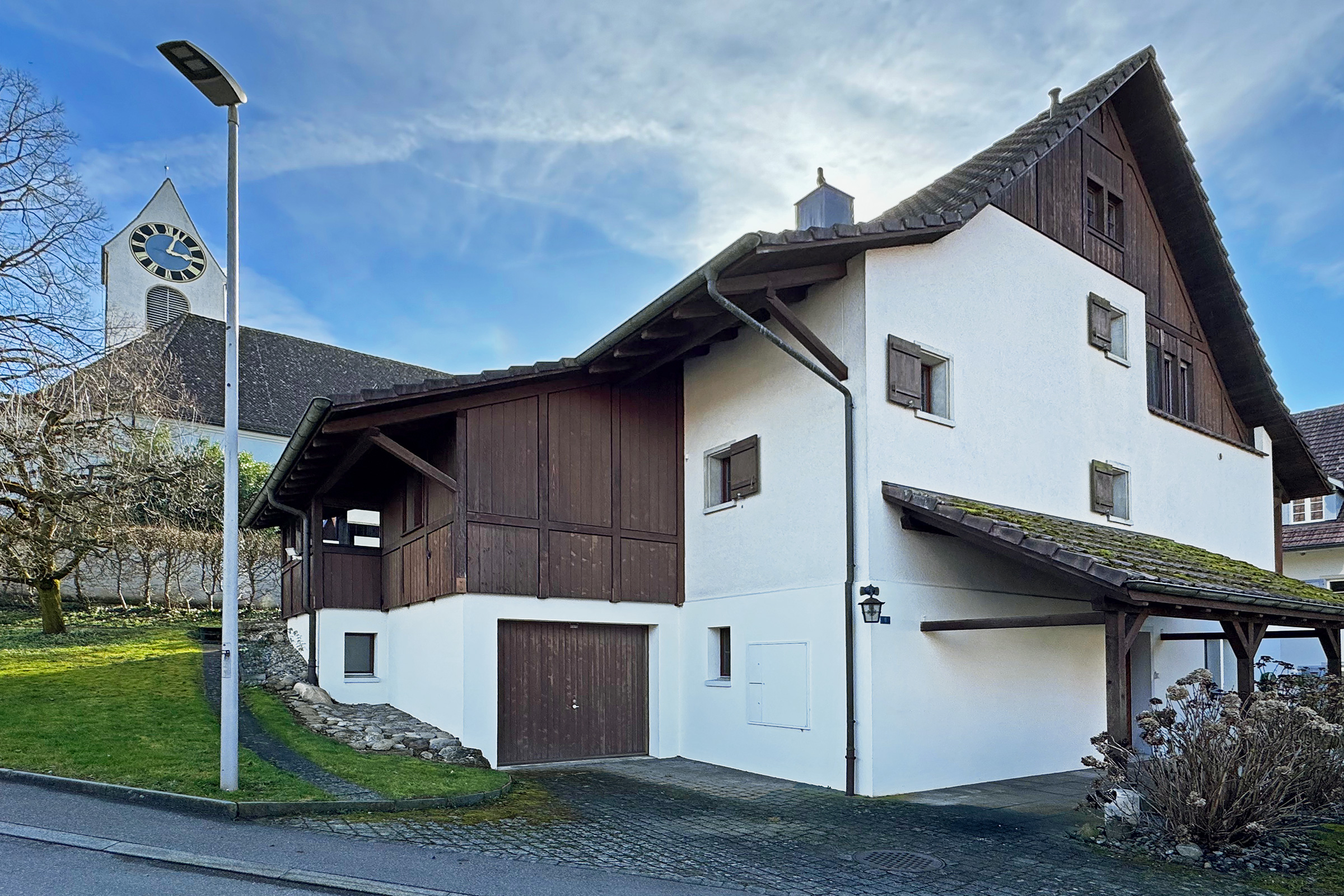 Außenansicht eines alpinen Wohnhauses mit Holz- und Putzfassade