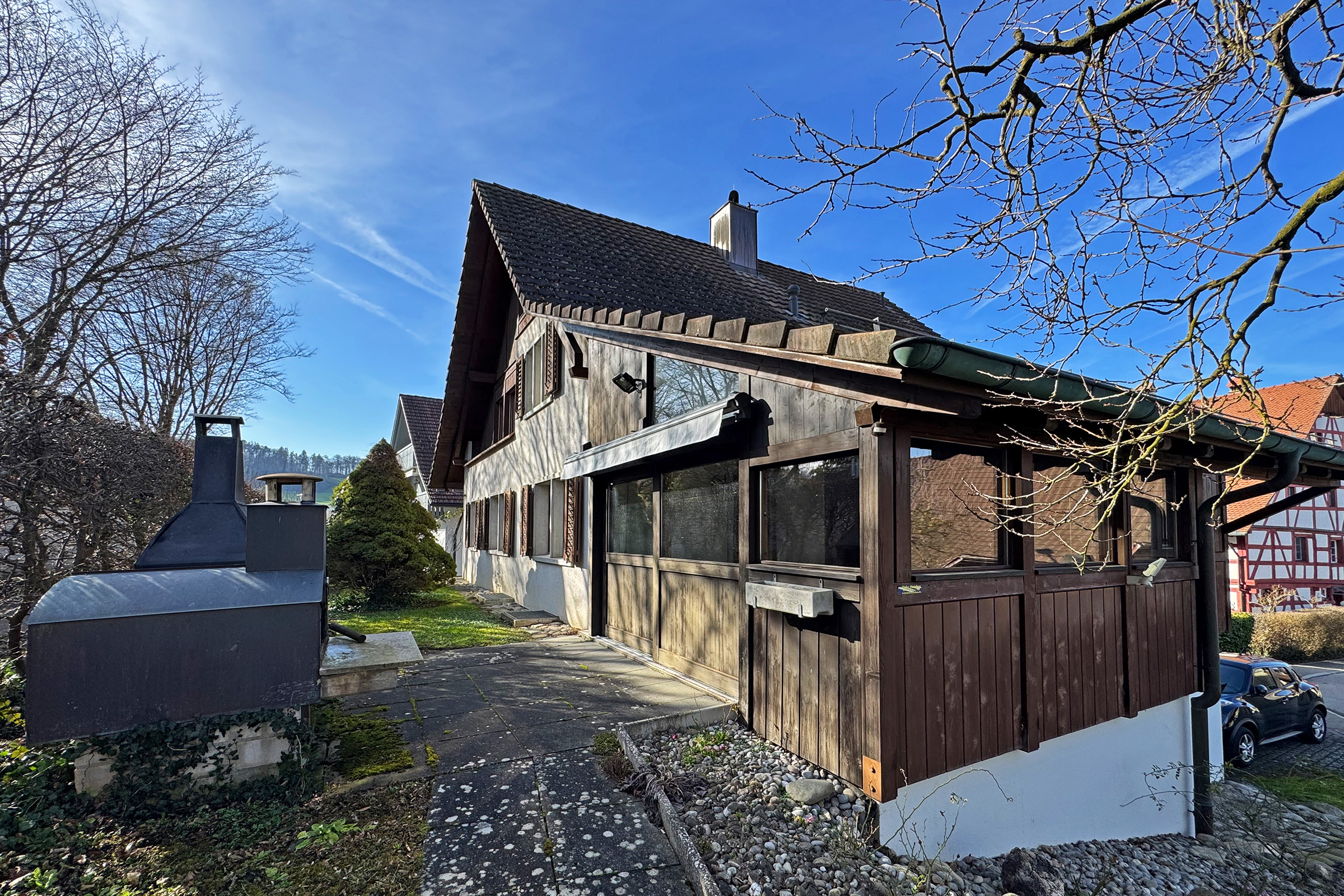 Kleines Wohnhaus mit Holzverkleidung und Giebeldach