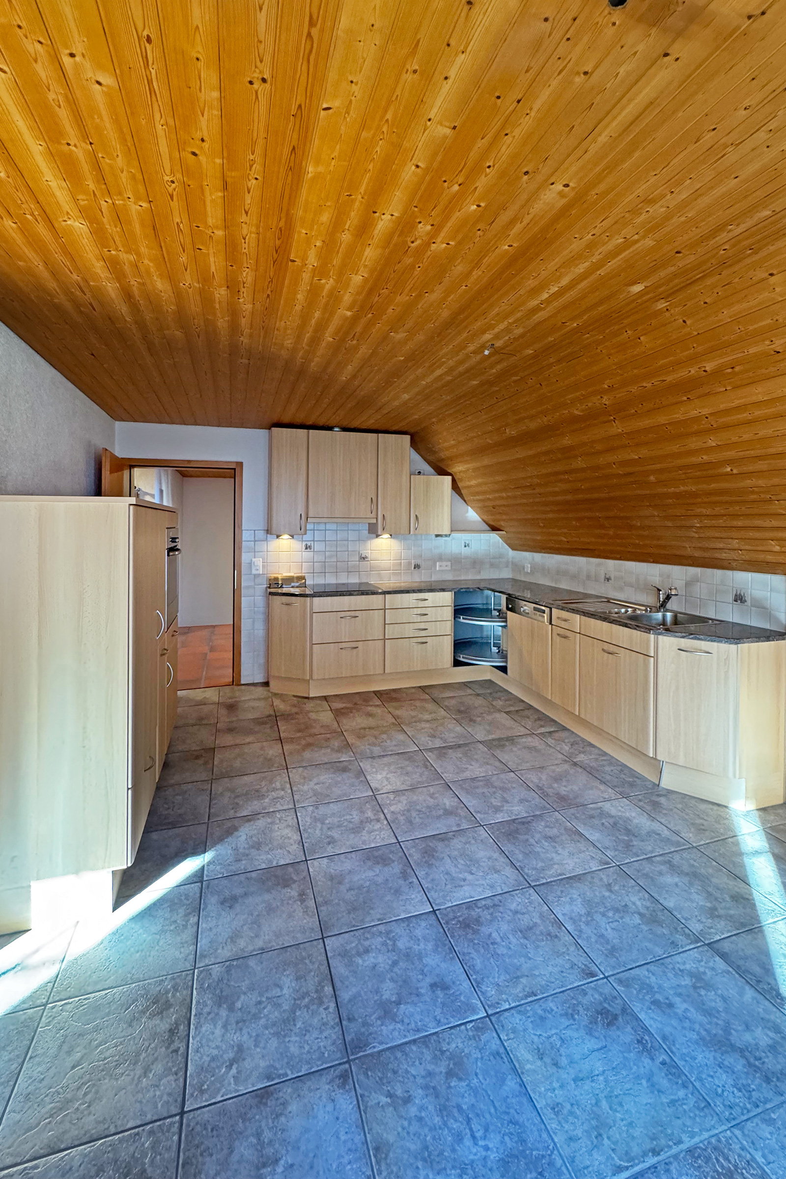 Dachgeschossküche mit Holzdecke