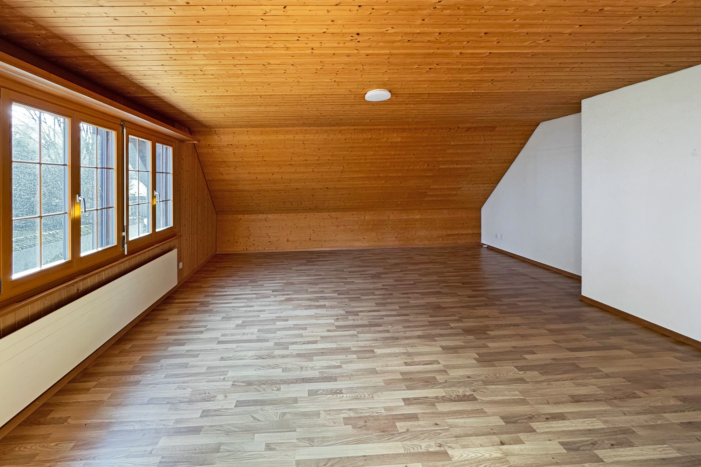 Leerer Dachraum mit Holzverkleidung