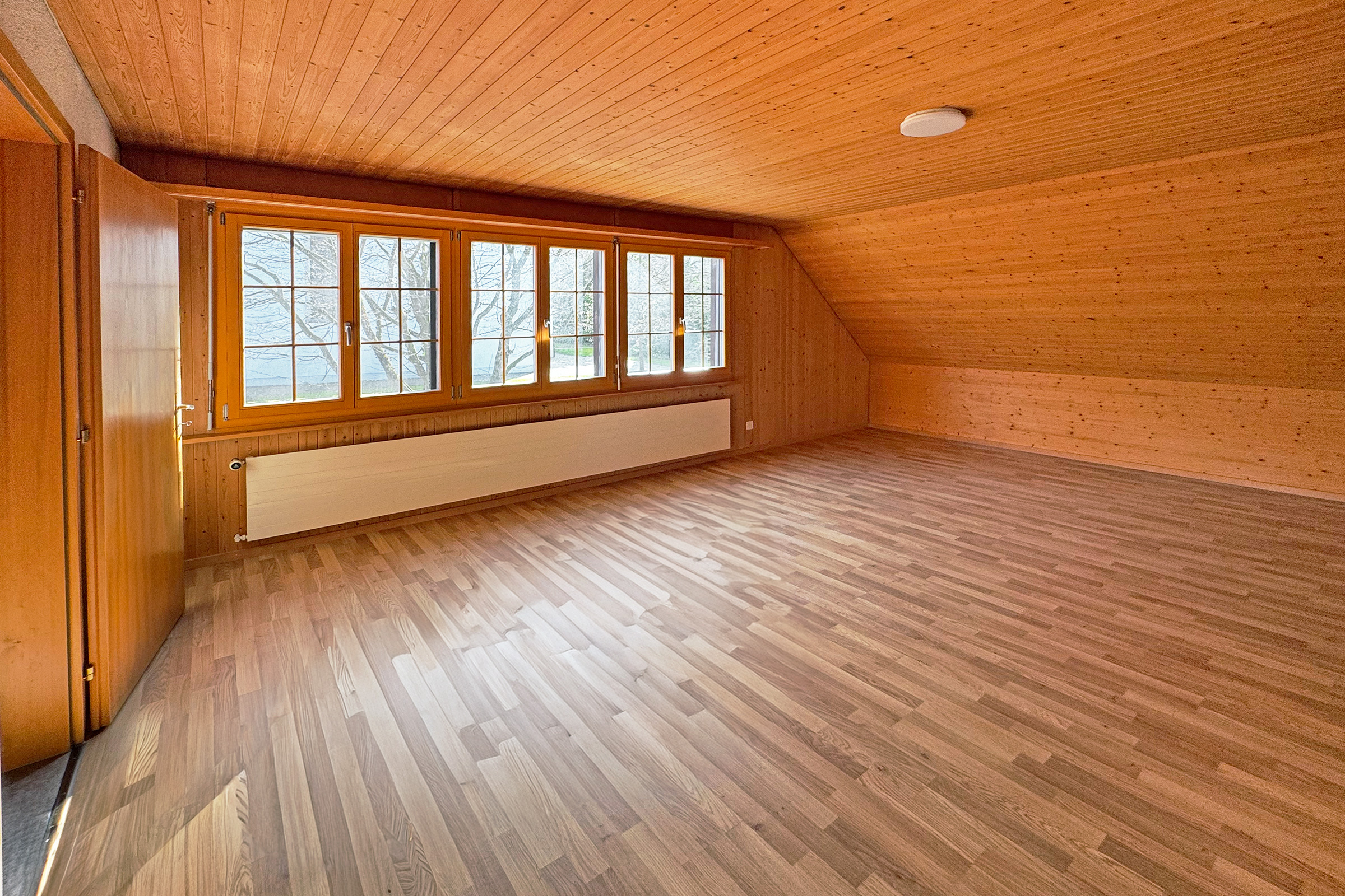 Heller leerer Raum mit Holzverkleidung