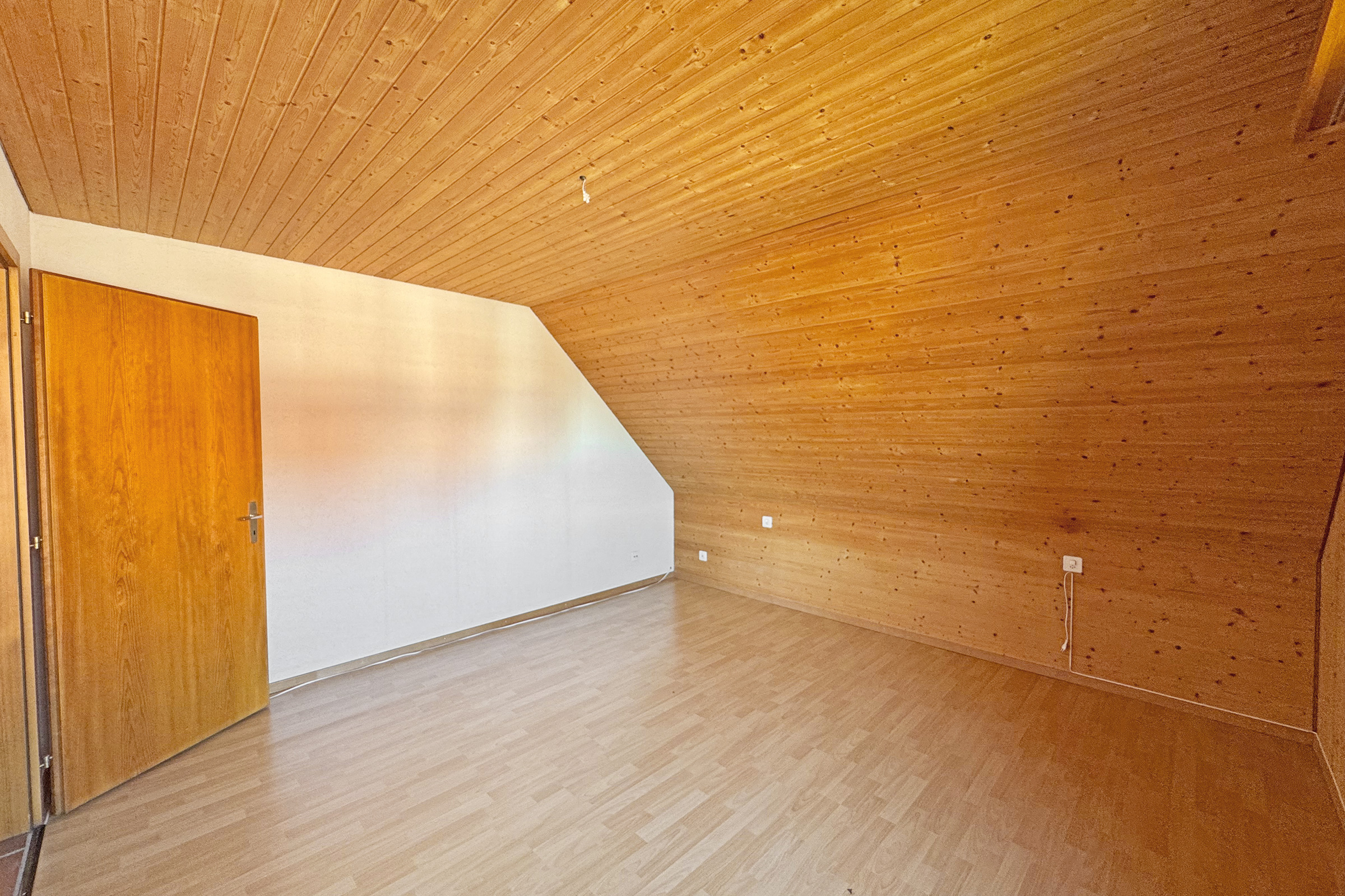 Leerer Dachraum mit Holzverkleidung