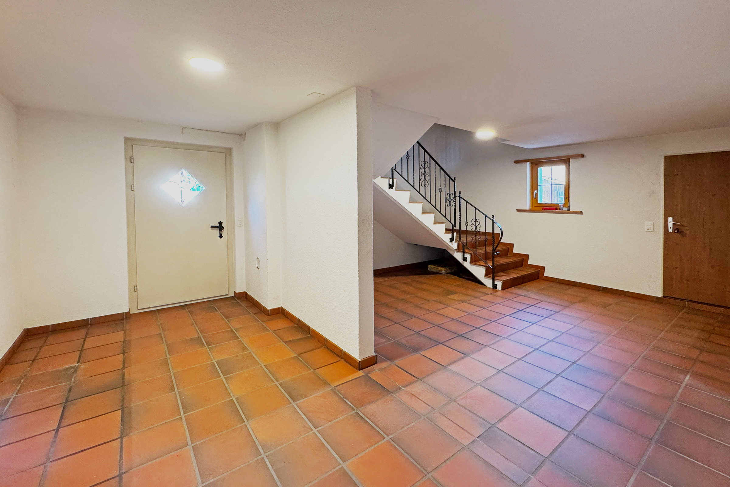 Eingangsbereich mit Treppe und Fliesenboden