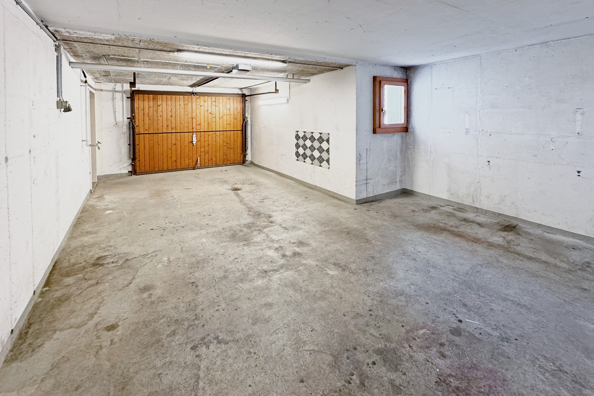 Keller- oder Garagenraum mit Betonboden