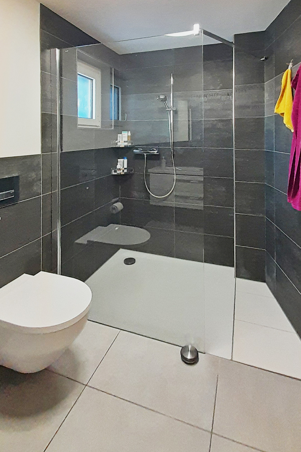 Modernes Badezimmer mit begehbarer Dusche