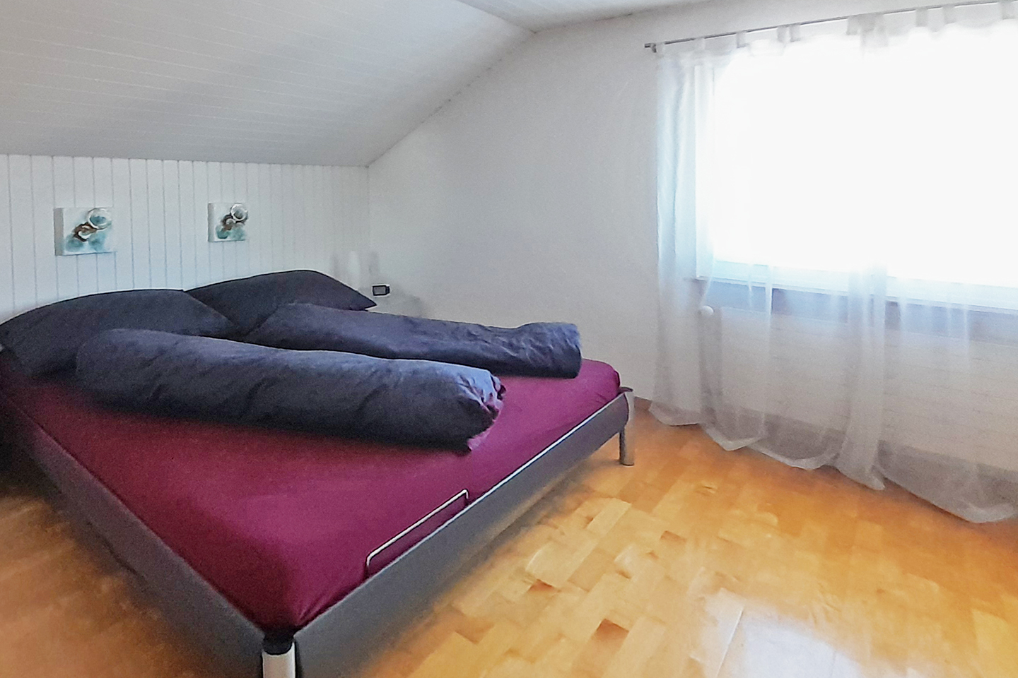 Schlafzimmer mit Dachschräge
