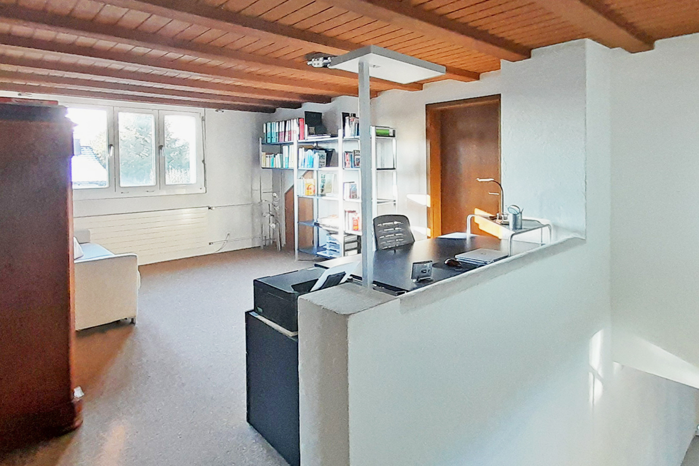 Arbeitszimmer mit Holzdecke