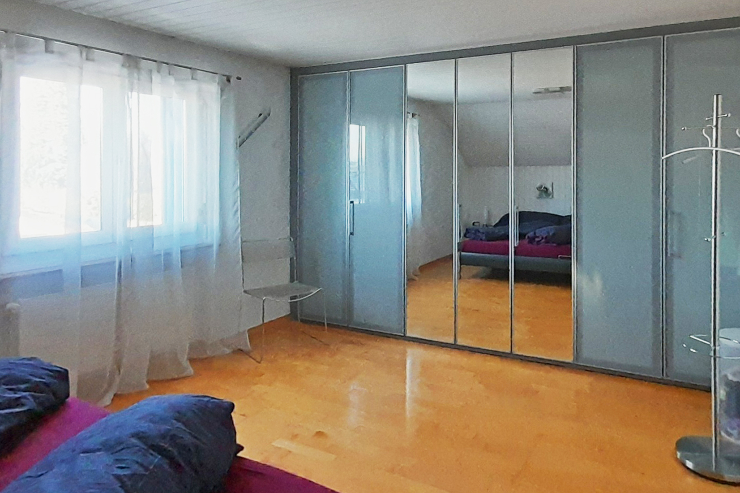 Schlafzimmer mit großem Kleiderschrank