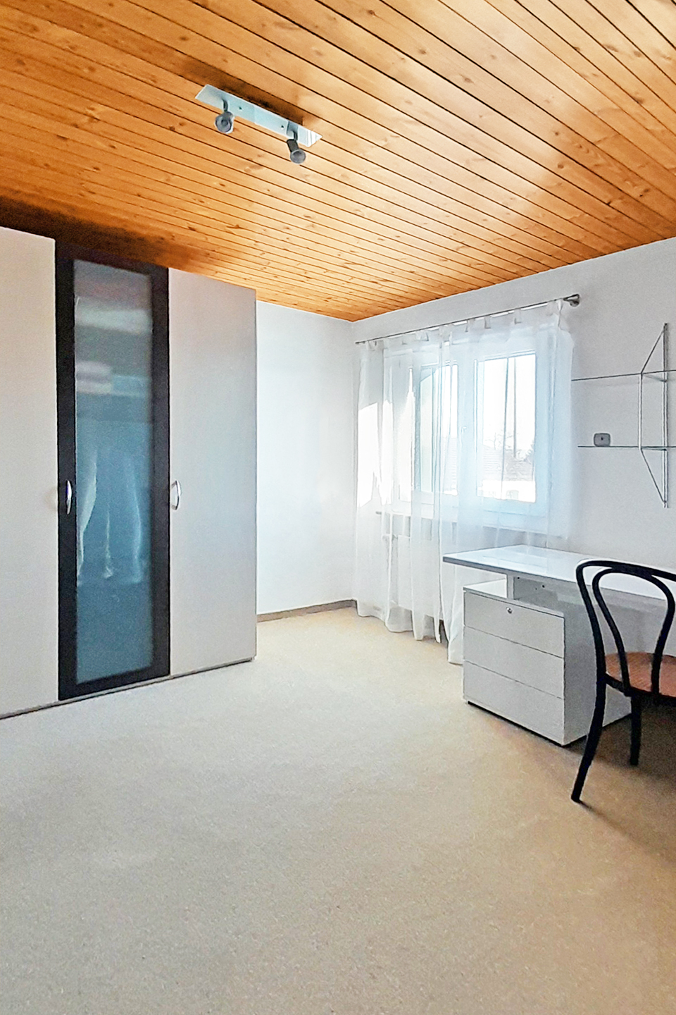 Helles Schlafzimmer mit Holzdecke