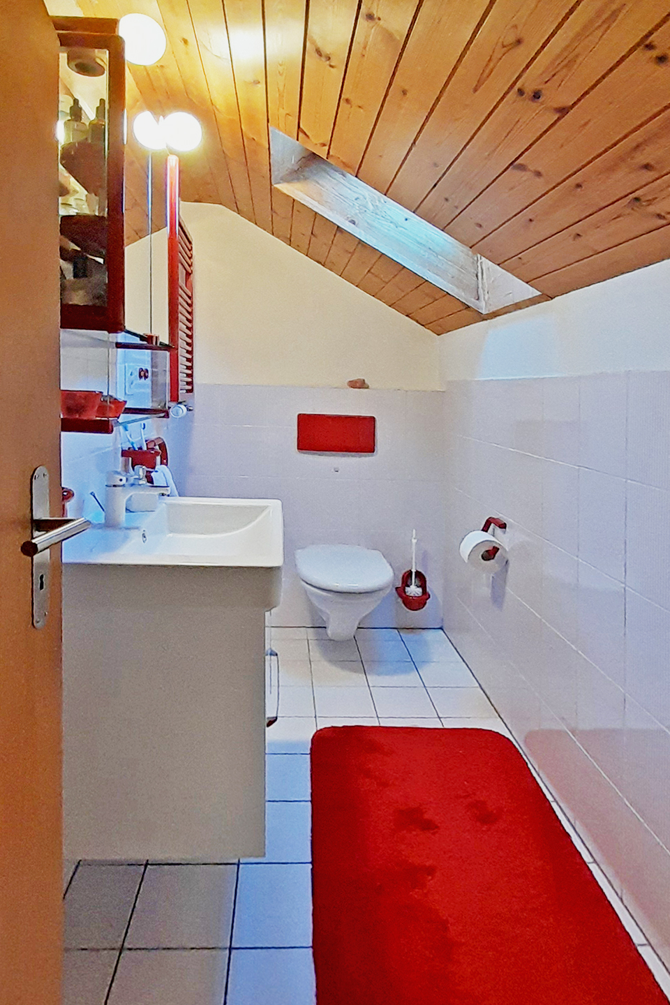 Kleines WC mit Holzdecke