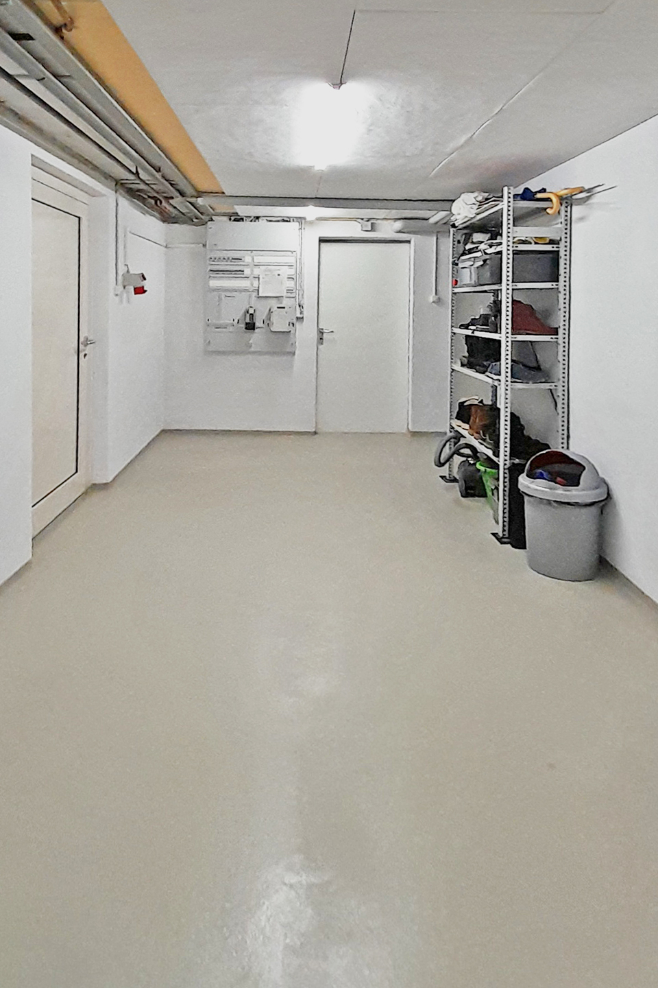Kellerraum mit Regalen und Technikwand