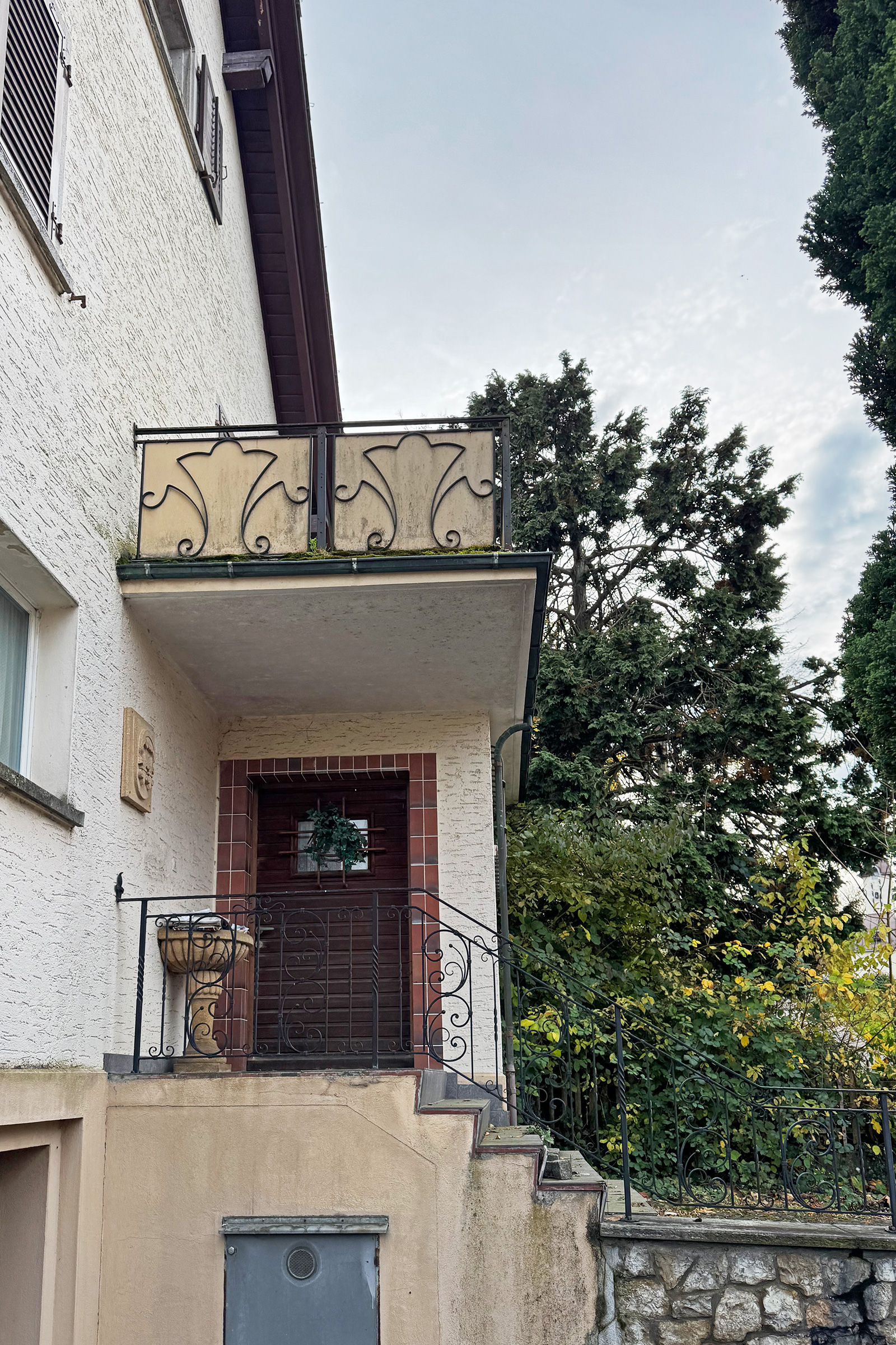 Außenansicht eines Hauses mit Balkon und Treppe
