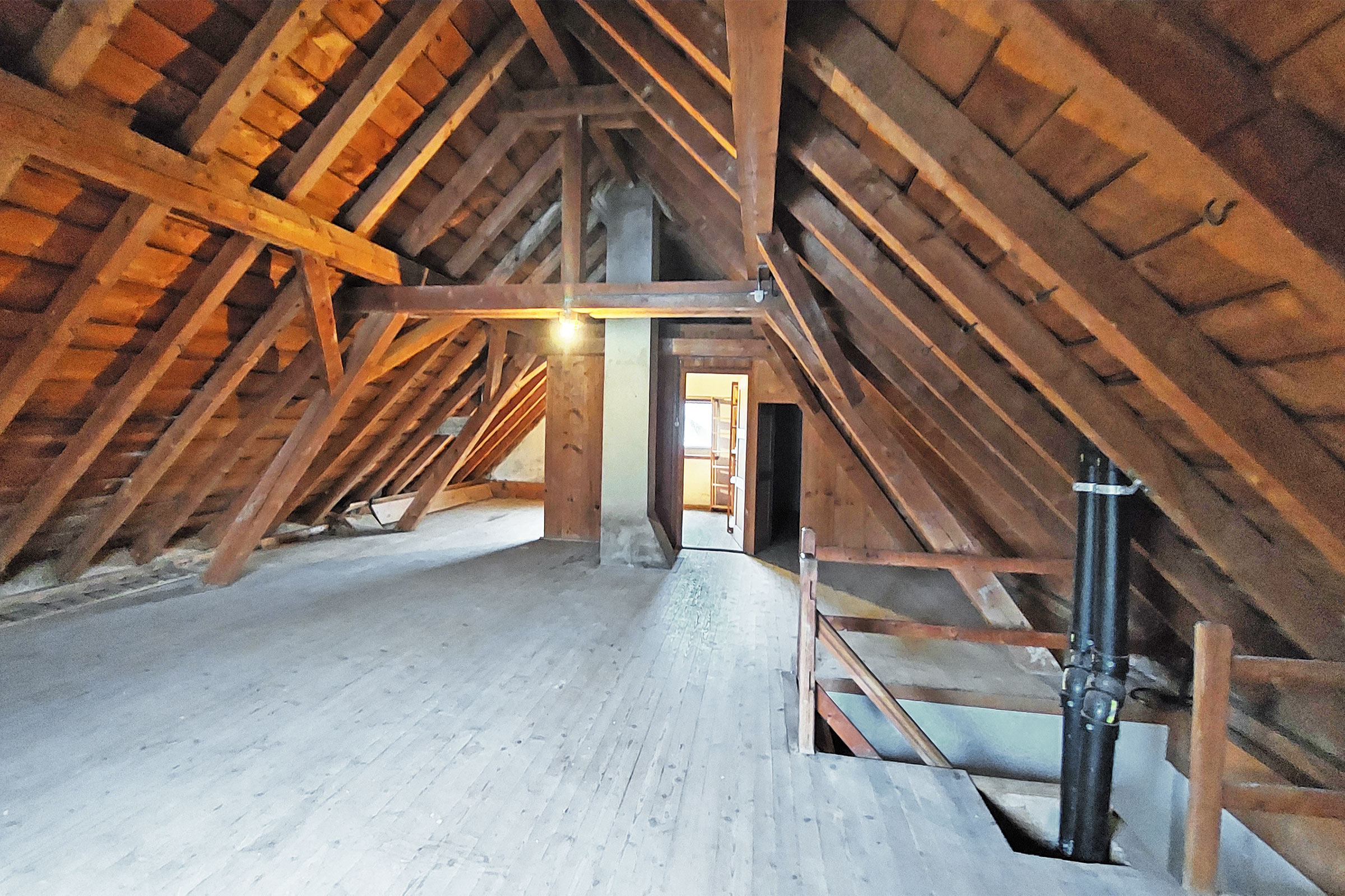 Dachboden mit sichtbarer Holzkonstruktion