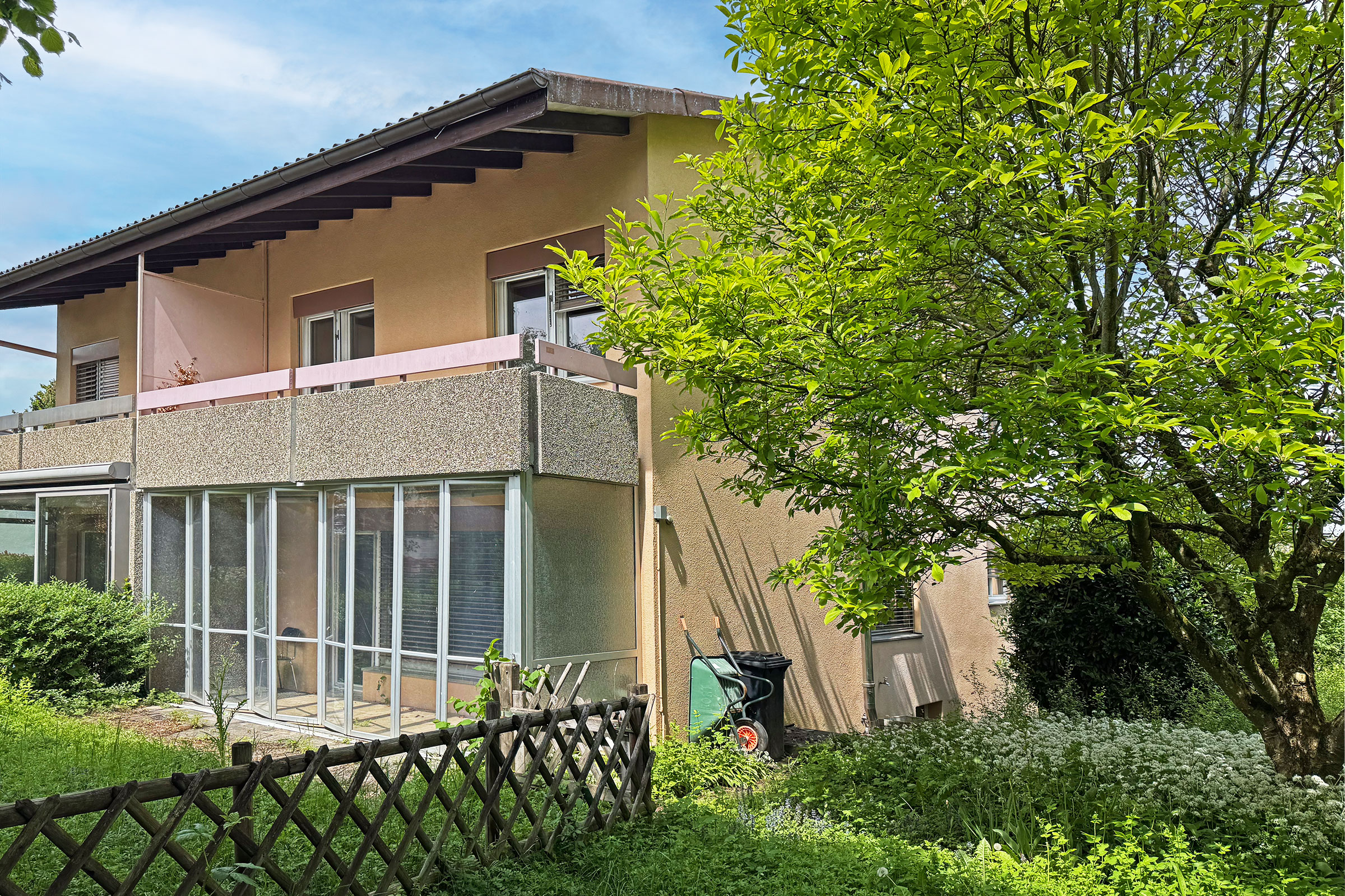 Außenansicht eines Wohnhauses mit Garten