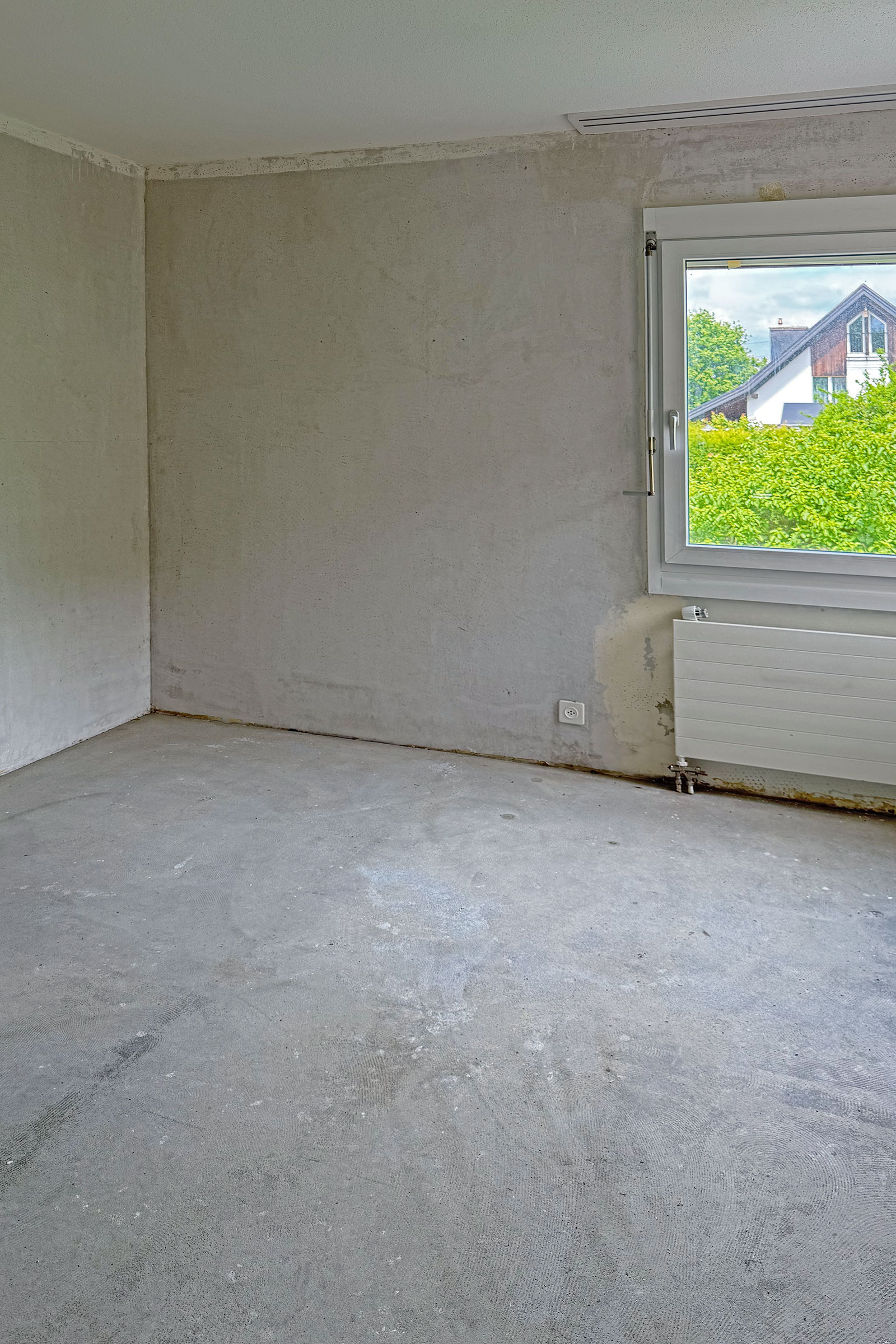 Unrenovierter leerer Raum mit Fenster