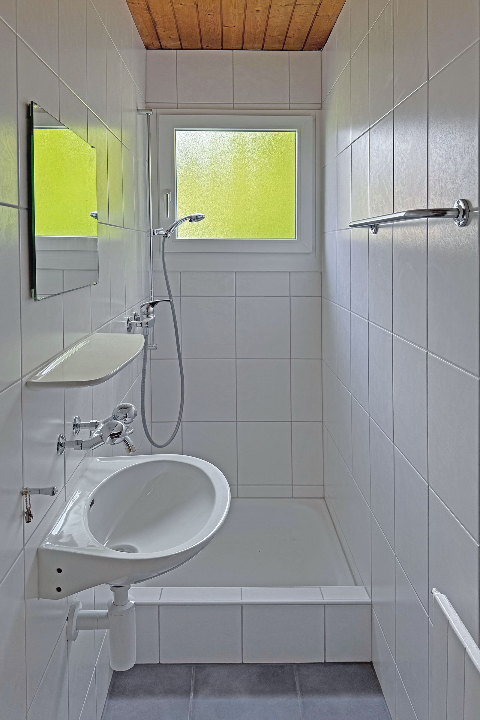 Kompaktes Bad mit Dusche und WC
