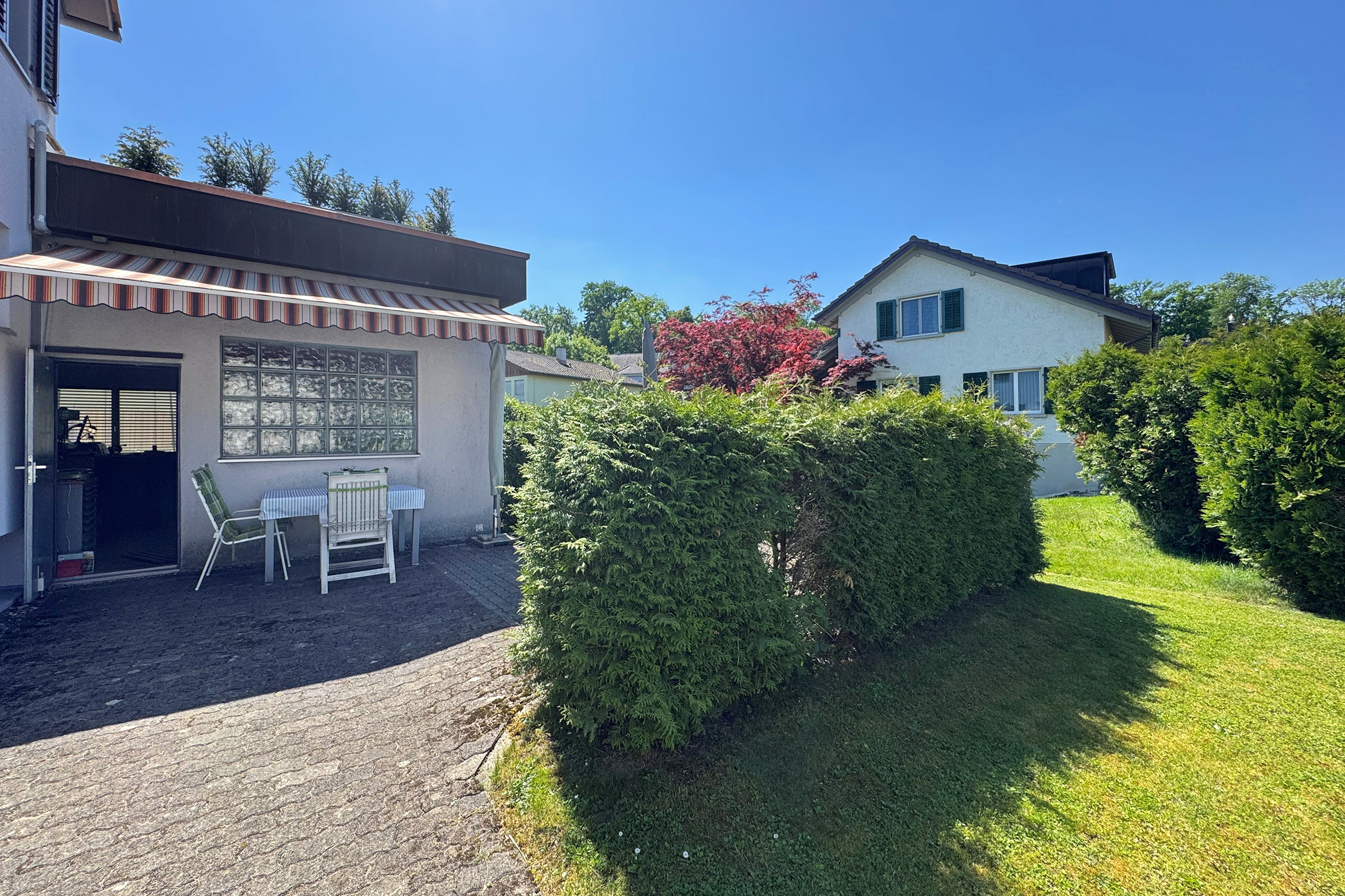 Garten mit Terrasse vor Einfamilienhaus