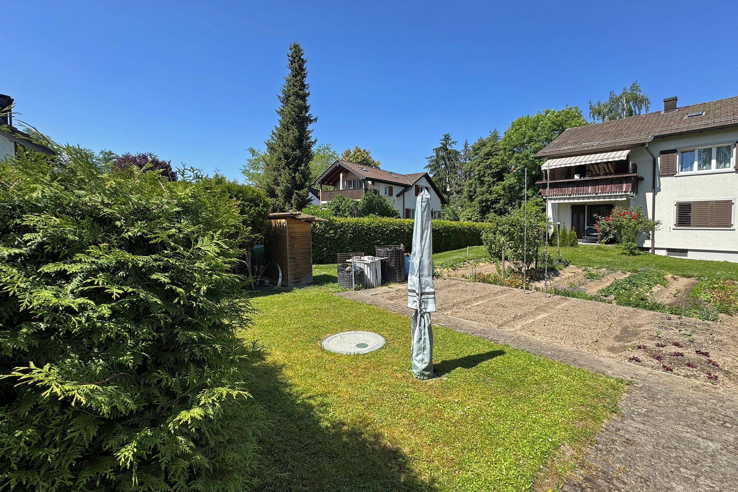 Gepflegter Garten mit Wohnhäusern