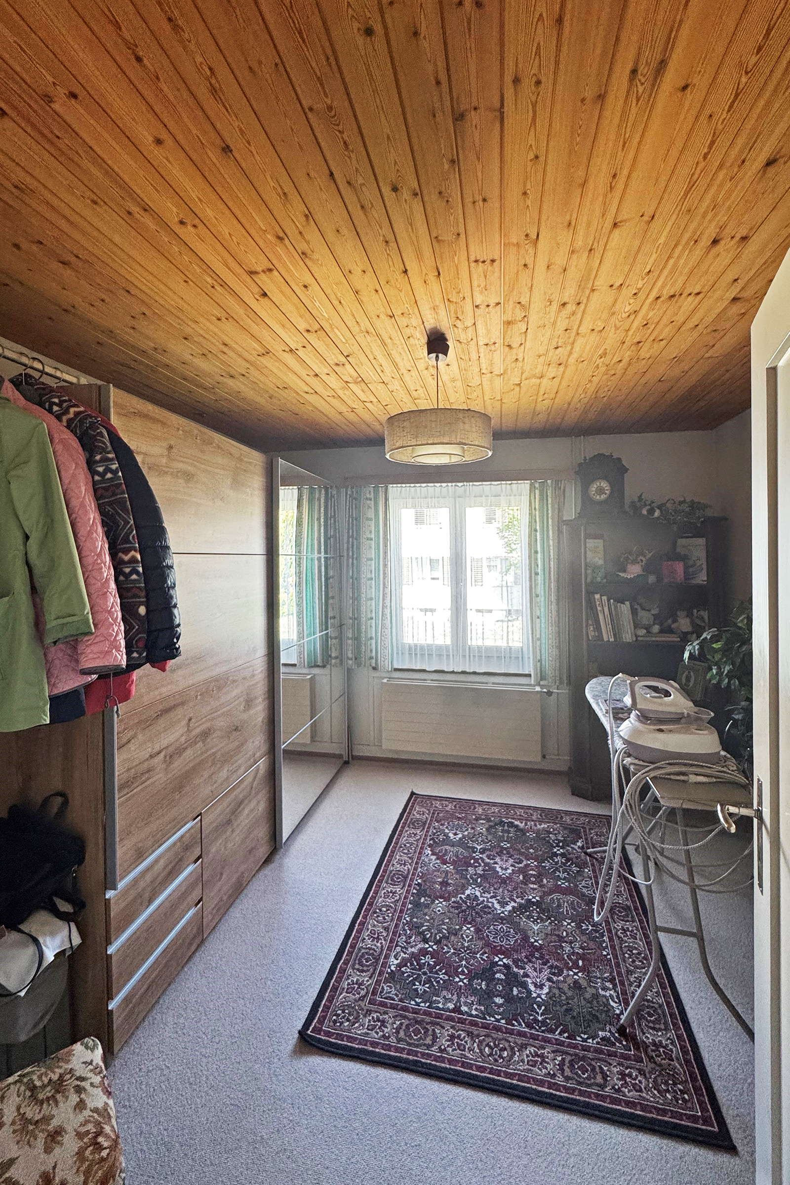 Flur mit Holzdecke und Garderobe