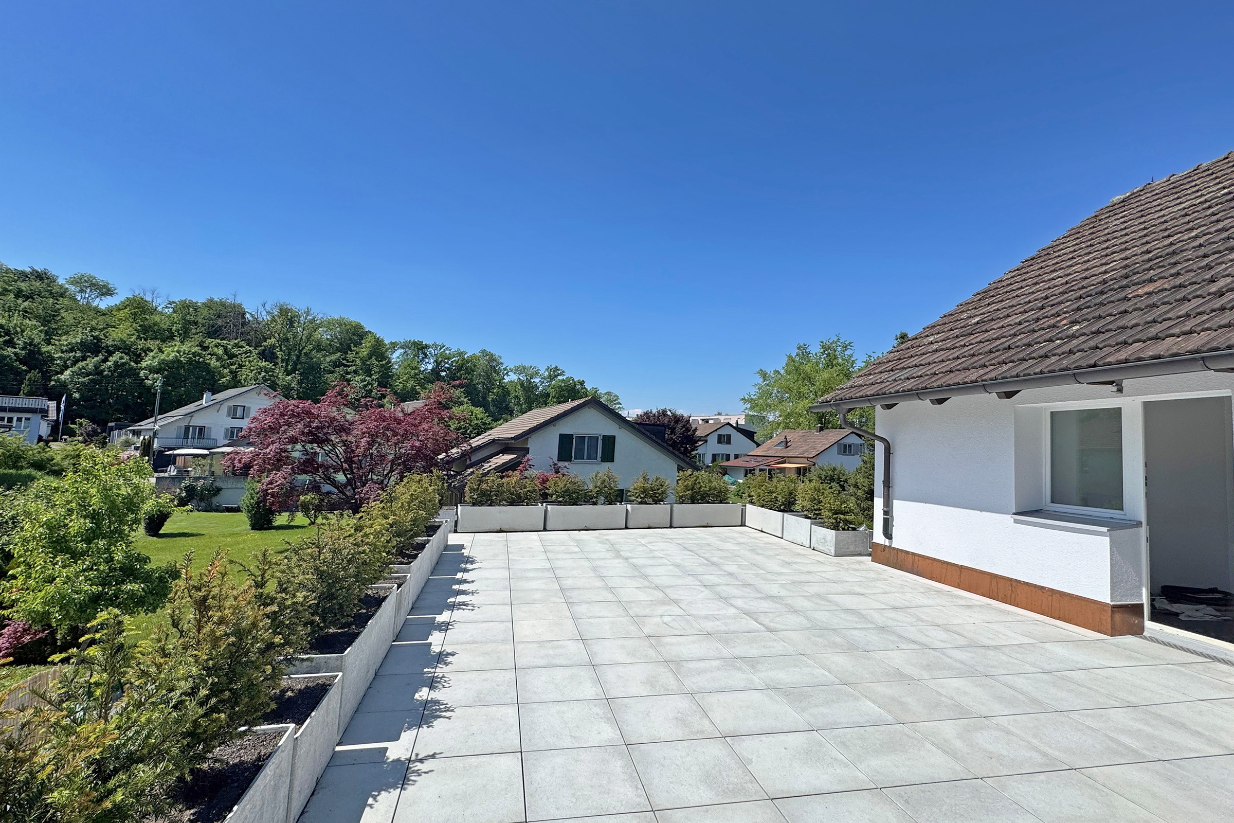 Große Dachterrasse mit Gartenblick