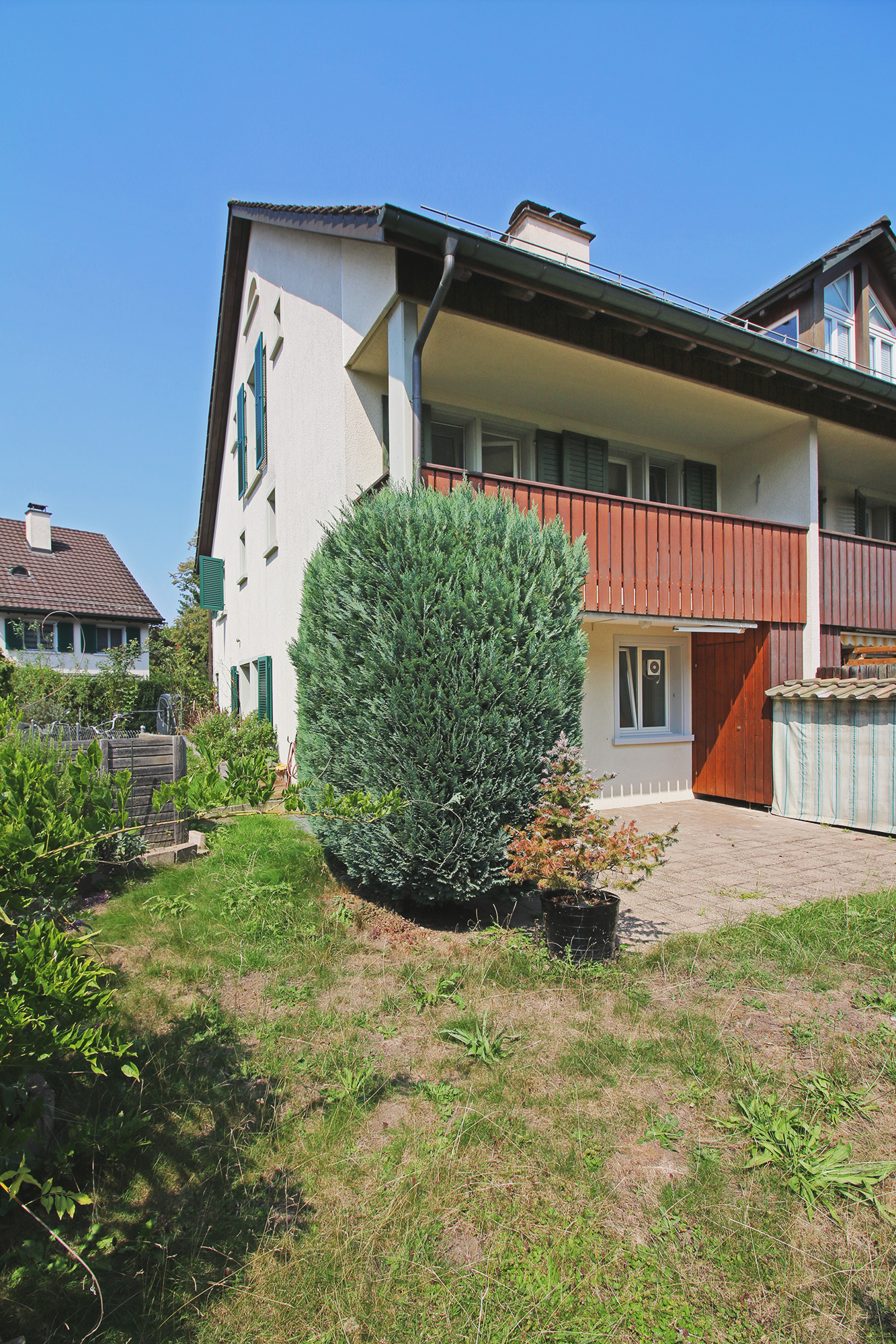 Haus mit Garten und Balkon