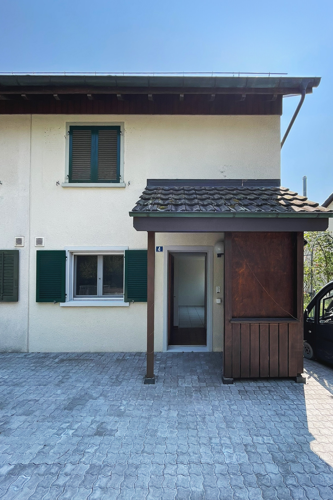 Hausfassade mit Eingangsbereich
