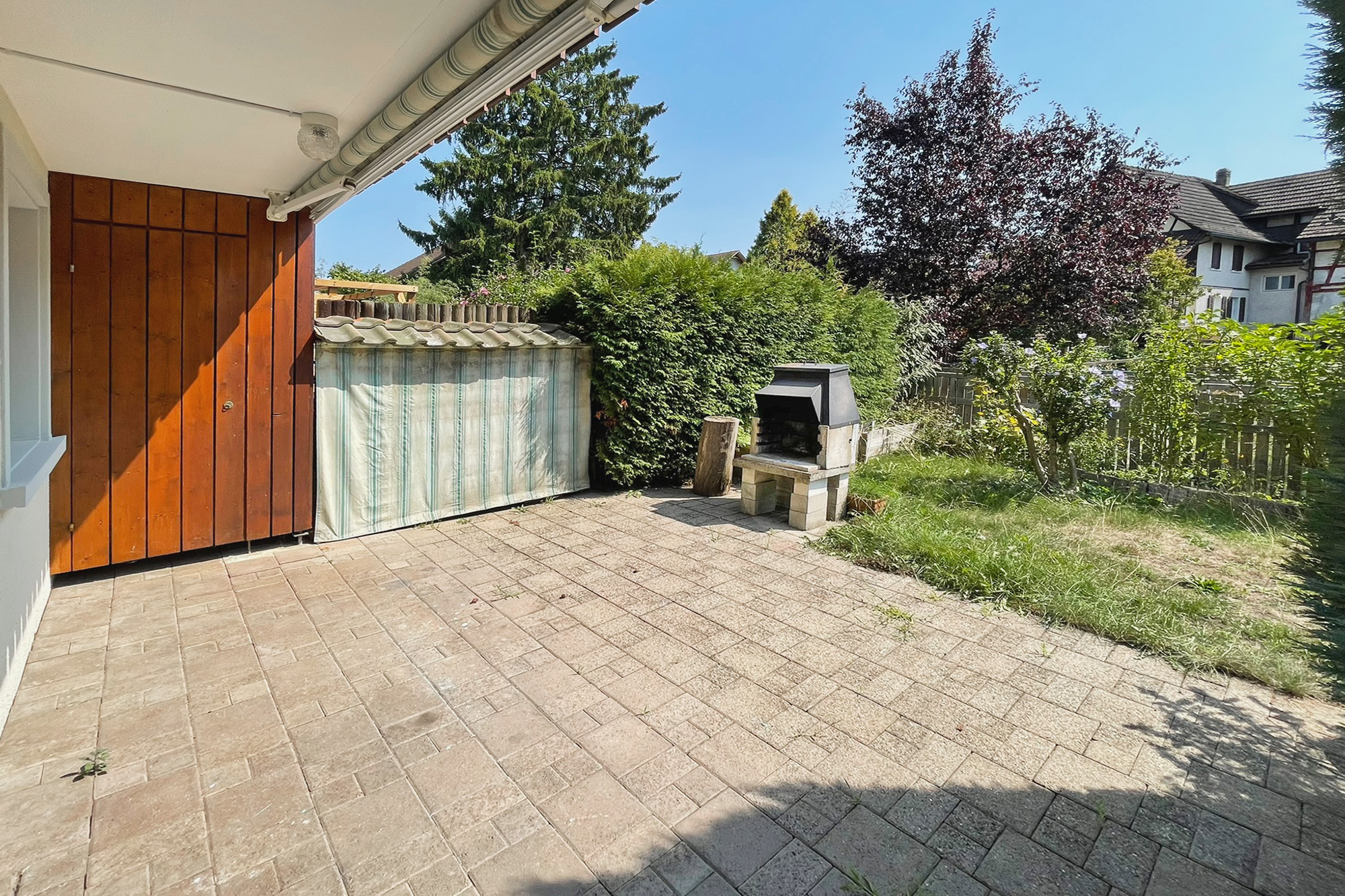 Terrasse mit Garten und Grillbereich