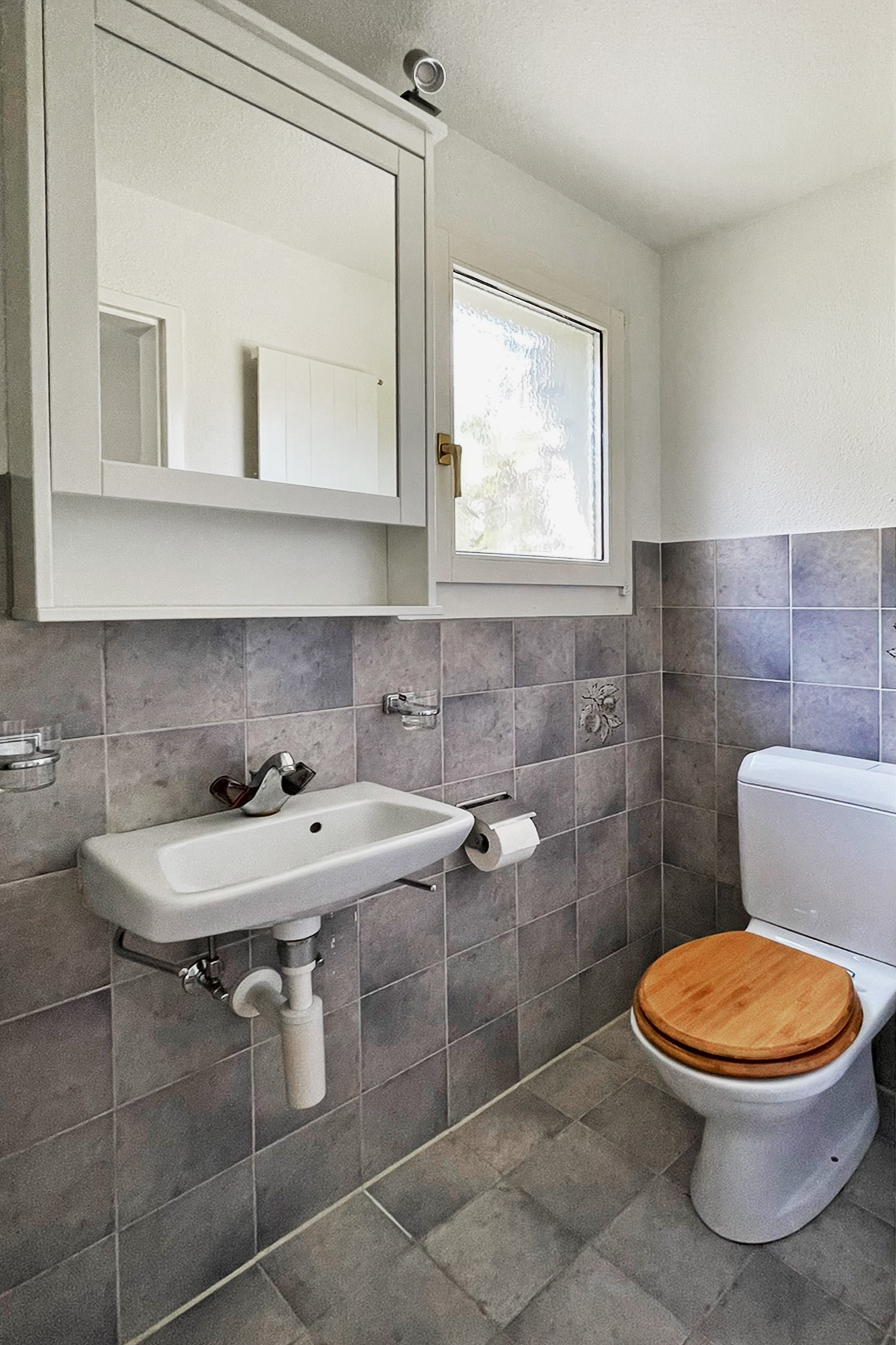 Kleines Bad mit WC und Handwaschbecken