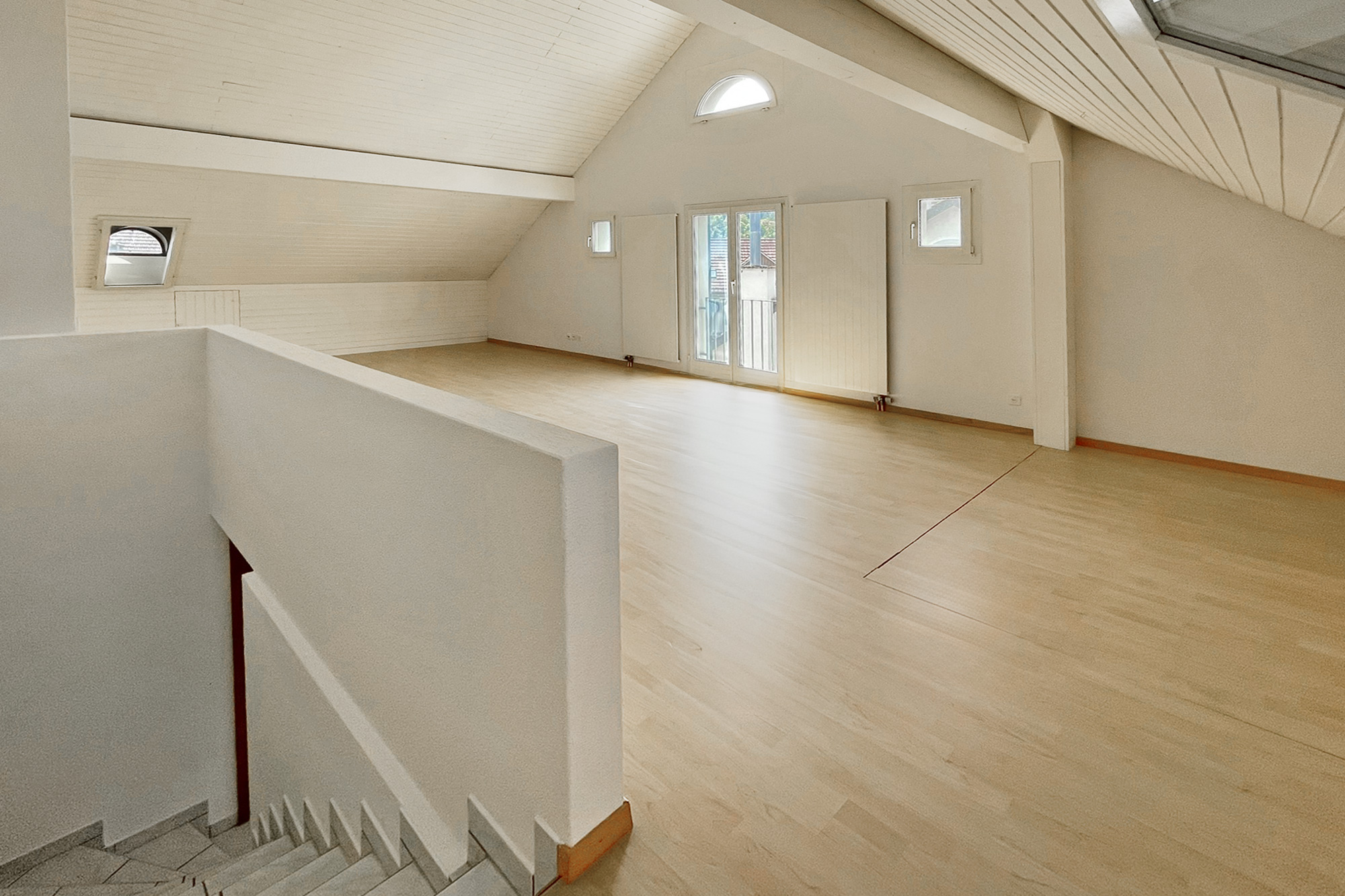 Ausgebauter Dachgeschossraum mit Treppe