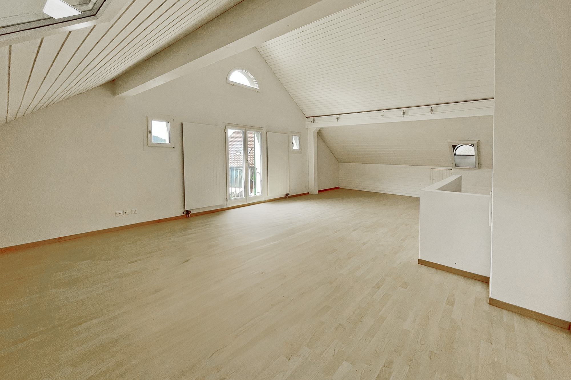 Heller Dachraum mit Holzfußboden