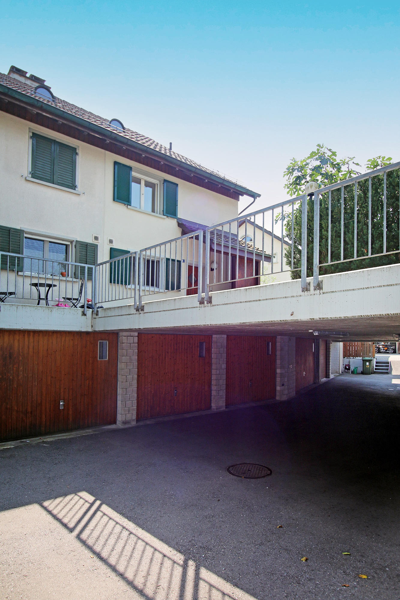 Mehrfamilienhaus mit Garagen- bzw. Stellplatzbereich