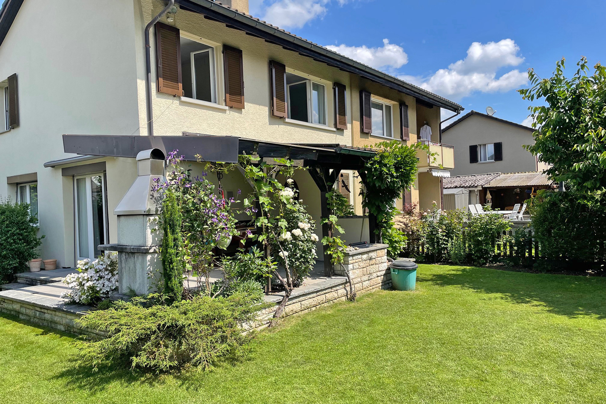 Einfamilienhaus mit Garten und überdachter Terrasse