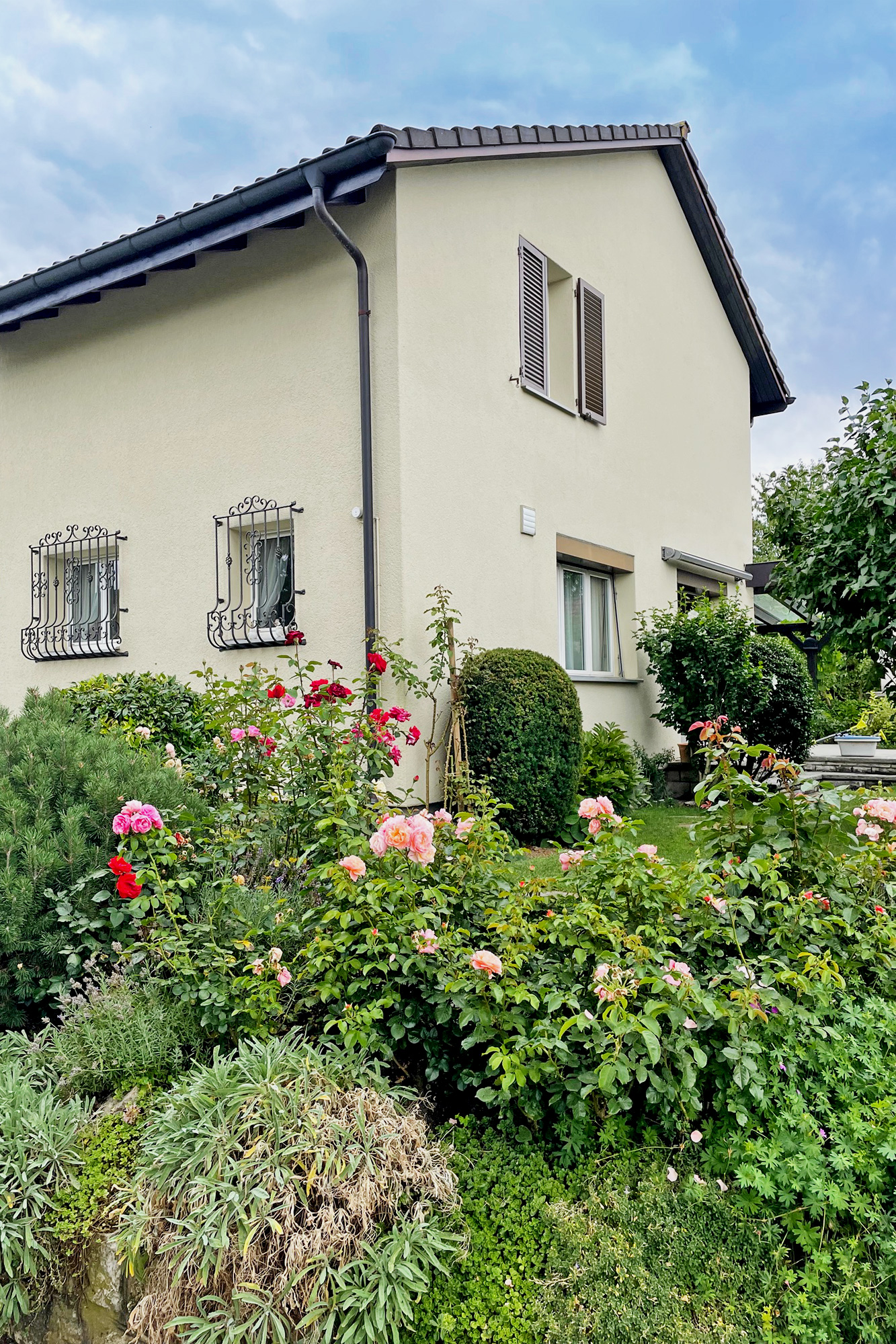 Äußere Ansicht eines gepflegten Wohnhauses mit Garten
