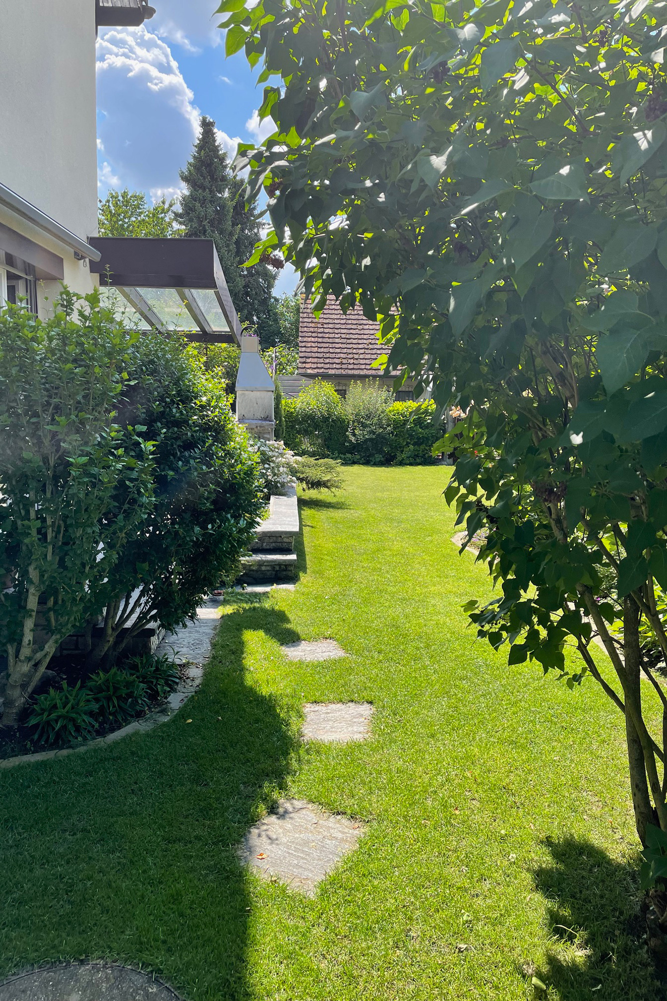 Gepflegter Garten mit Rasen und Bepflanzung