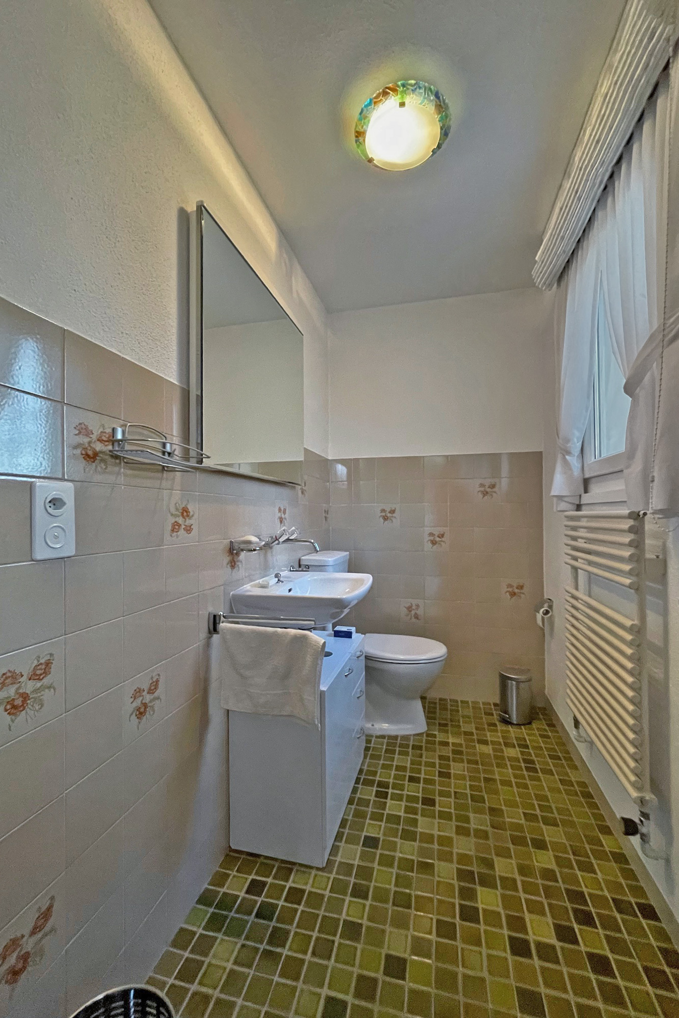 Kleines Badezimmer mit WC und Waschplatz