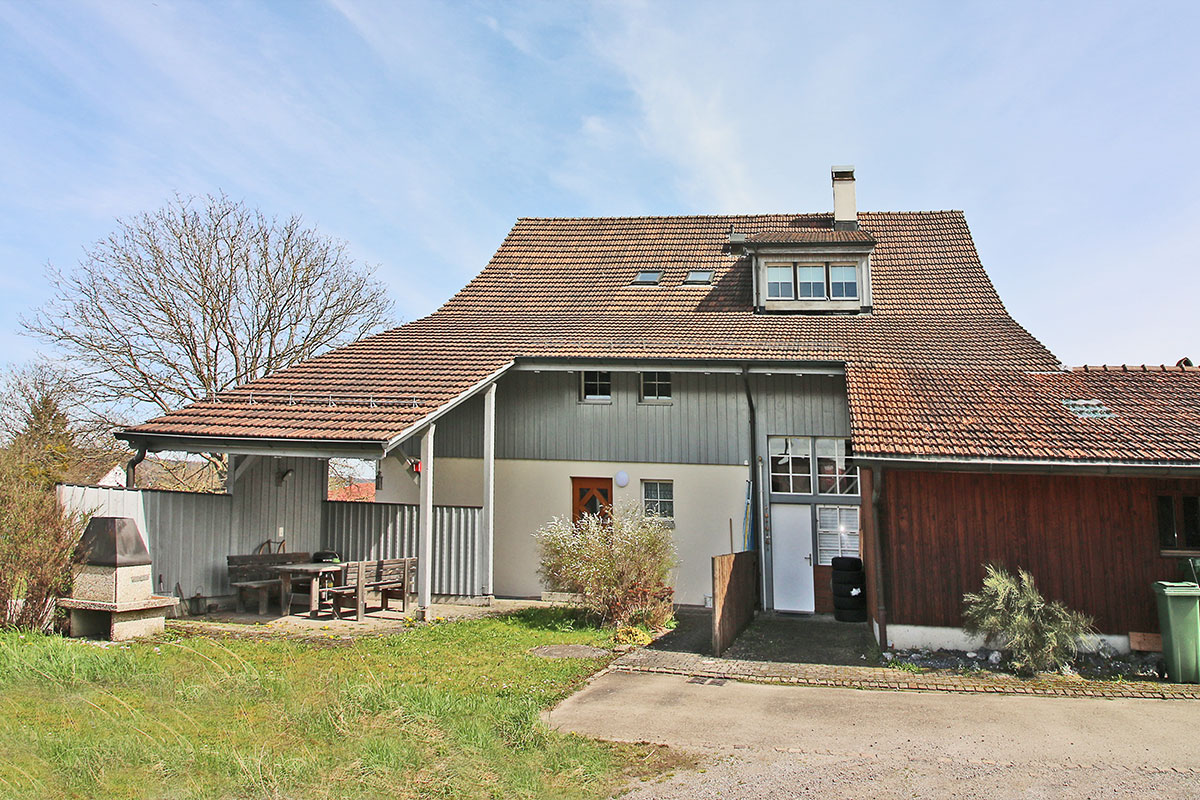 Außenansicht eines Hauses mit großem Satteldach