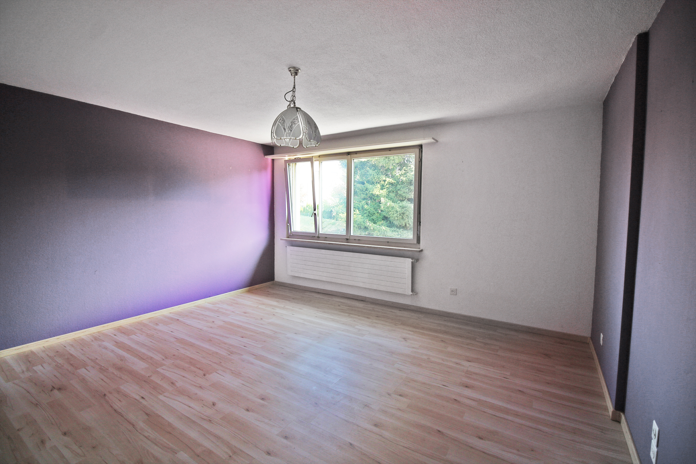 Leerstehendes Zimmer mit Fenster