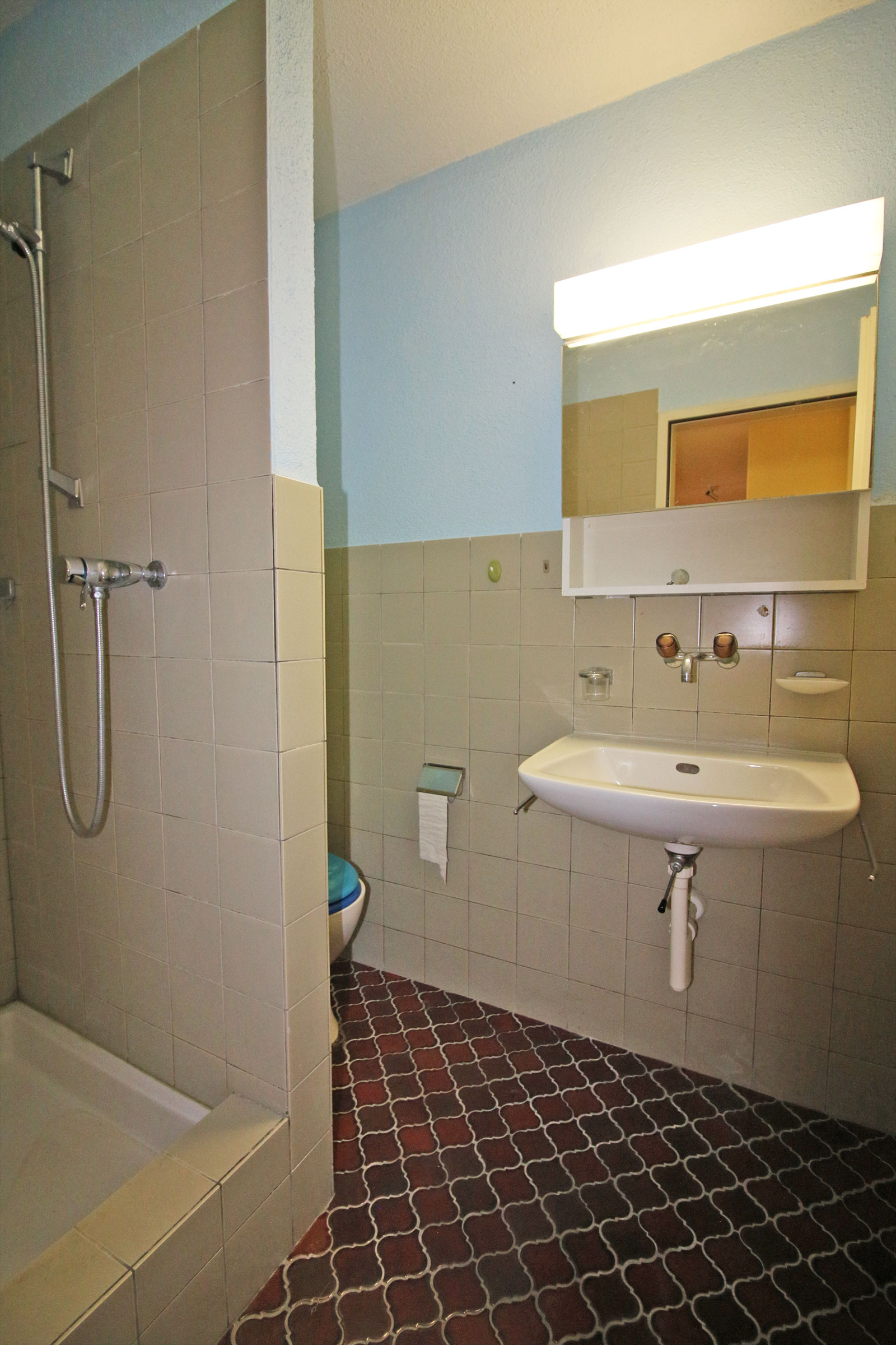 Badezimmer mit Dusche und Waschbecken