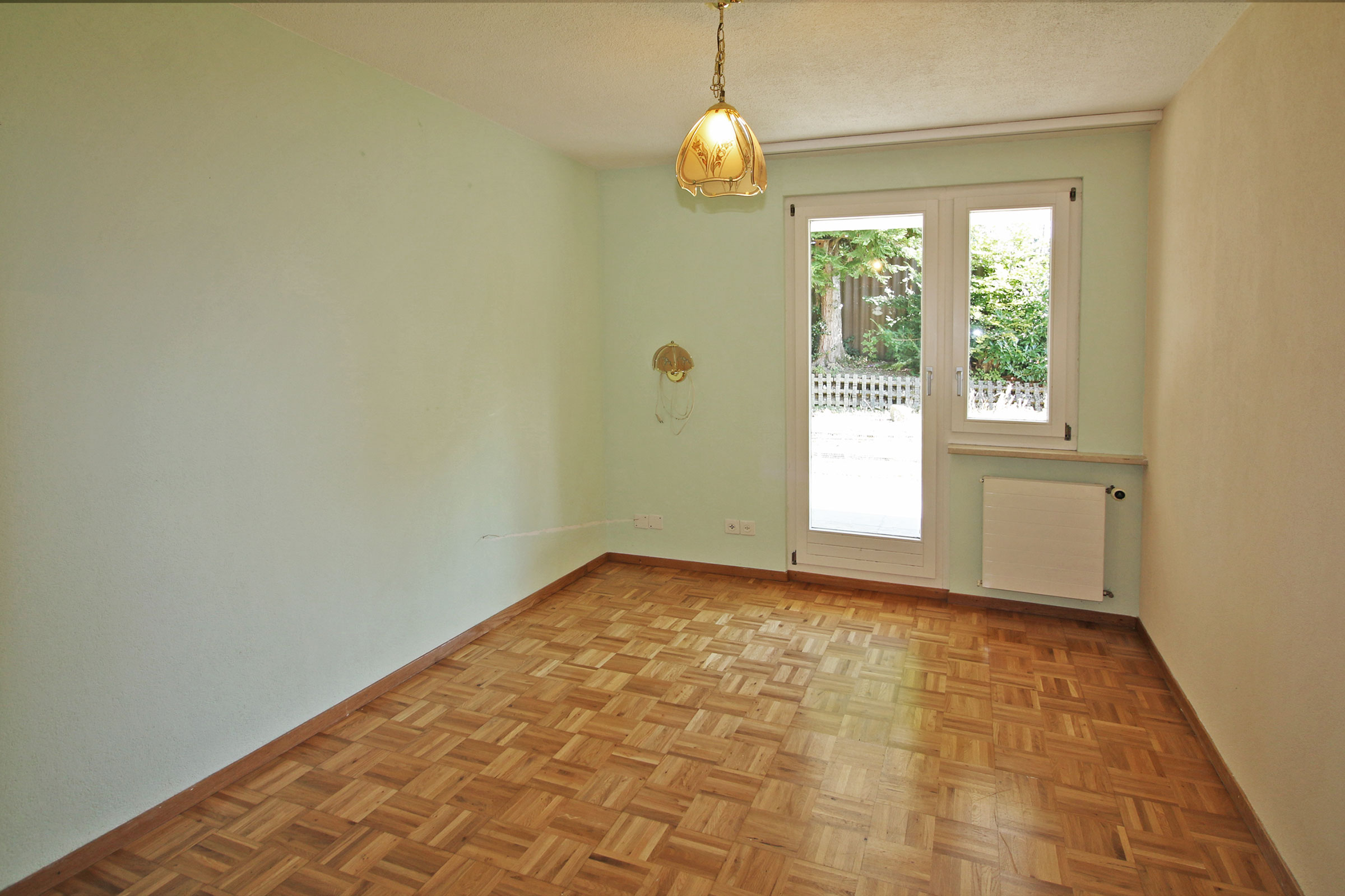Leeres Zimmer mit Parkett und Terrassentür
