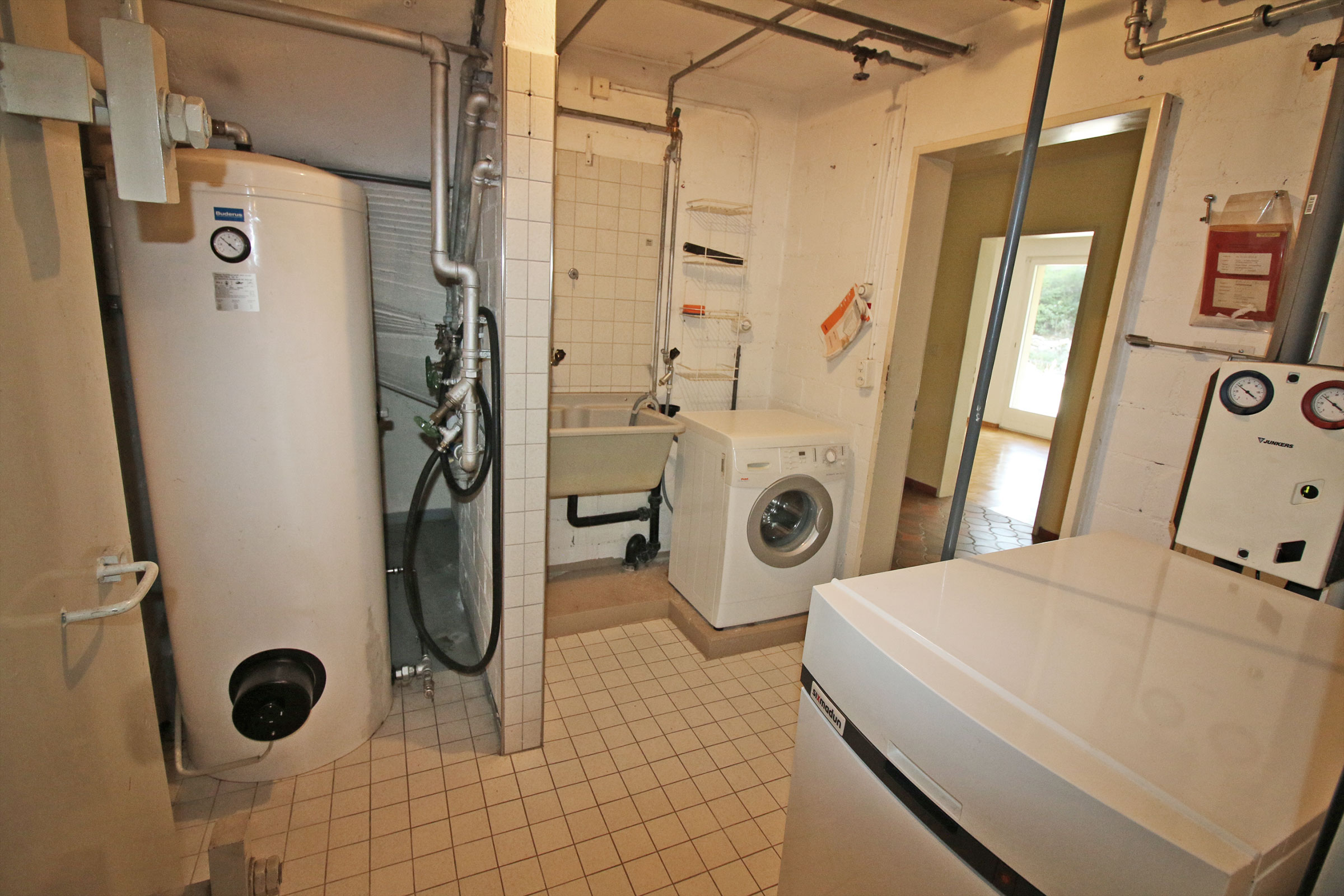 Technikraum mit Heizungsanlage und Waschmaschine