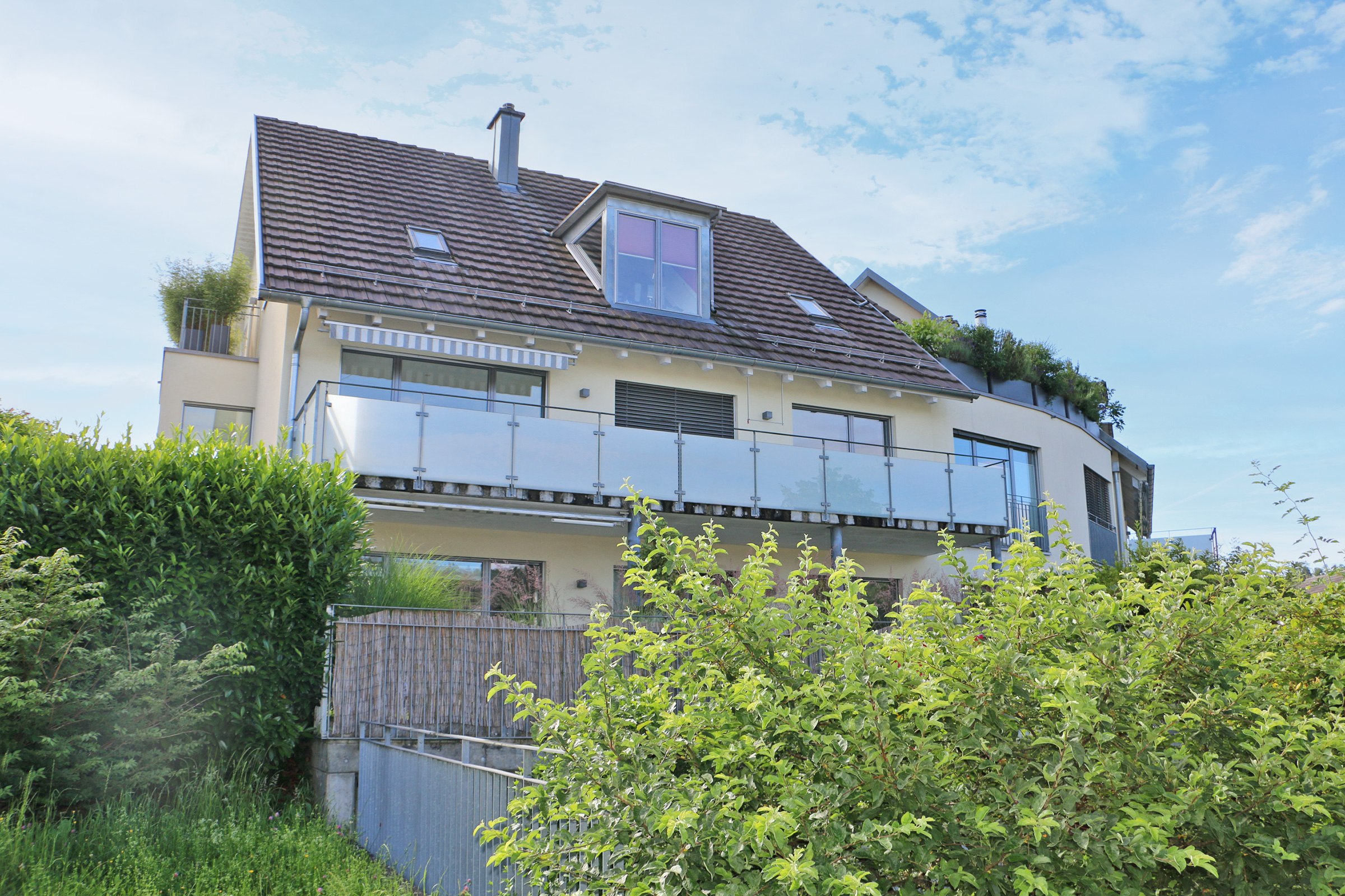Modernes Einfamilienhaus mit großem Satteldach und Balkon