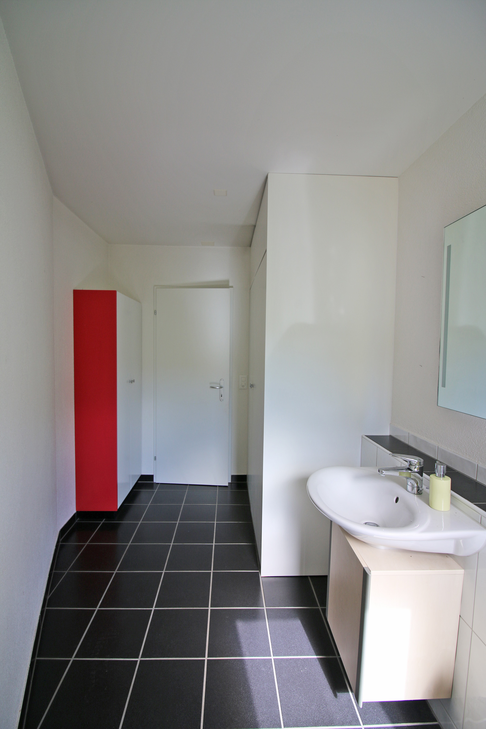 Modernes Badezimmer mit schmalem Grundriss