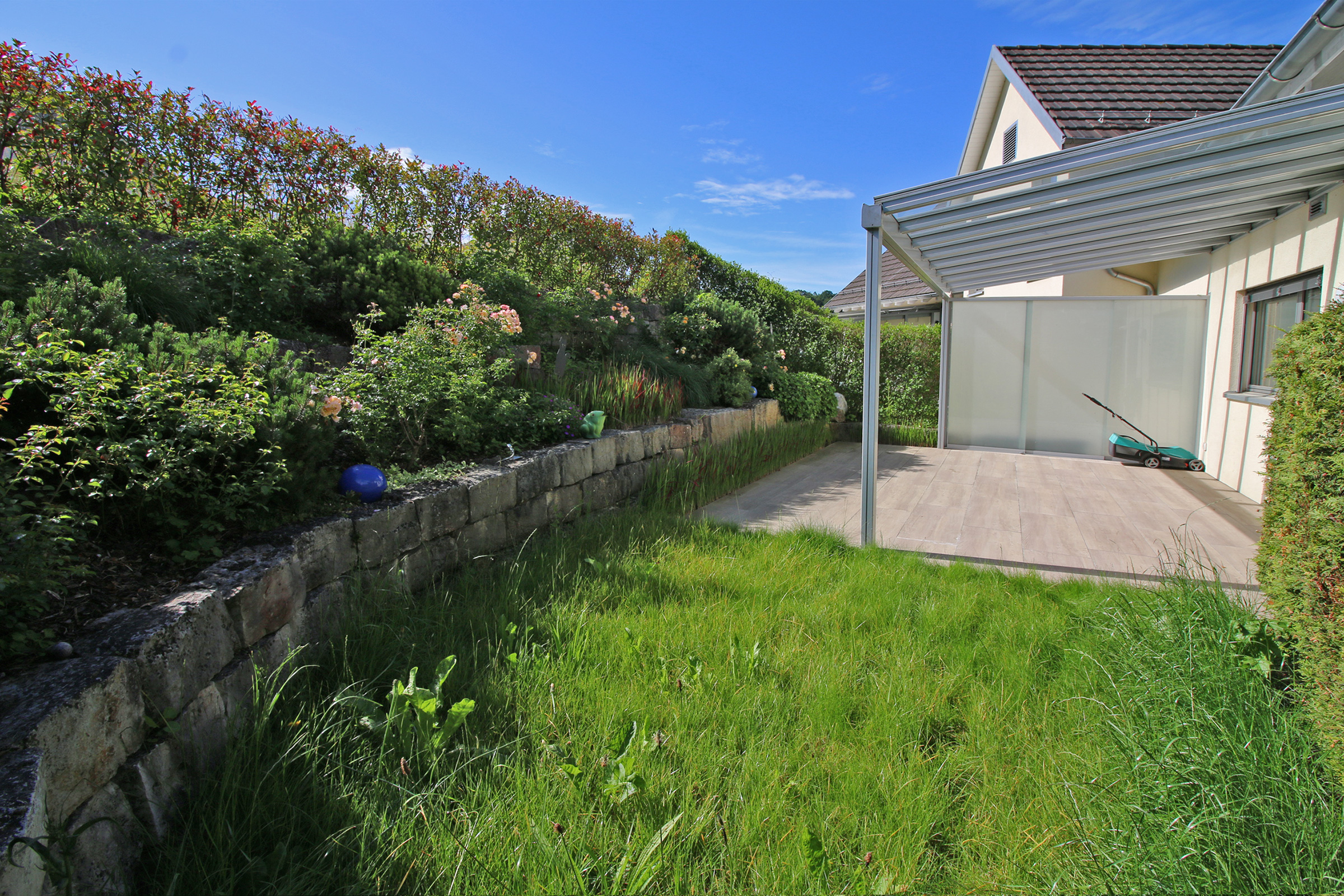Garten mit Terrasse und Überdachung