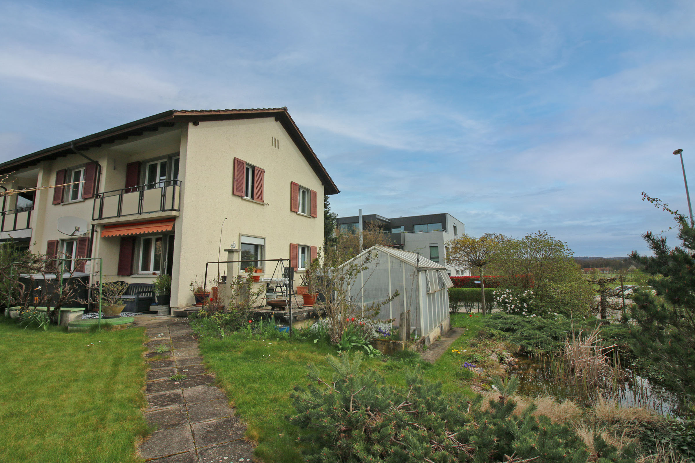 Einfamilienhaus mit Garten und Gewächshaus